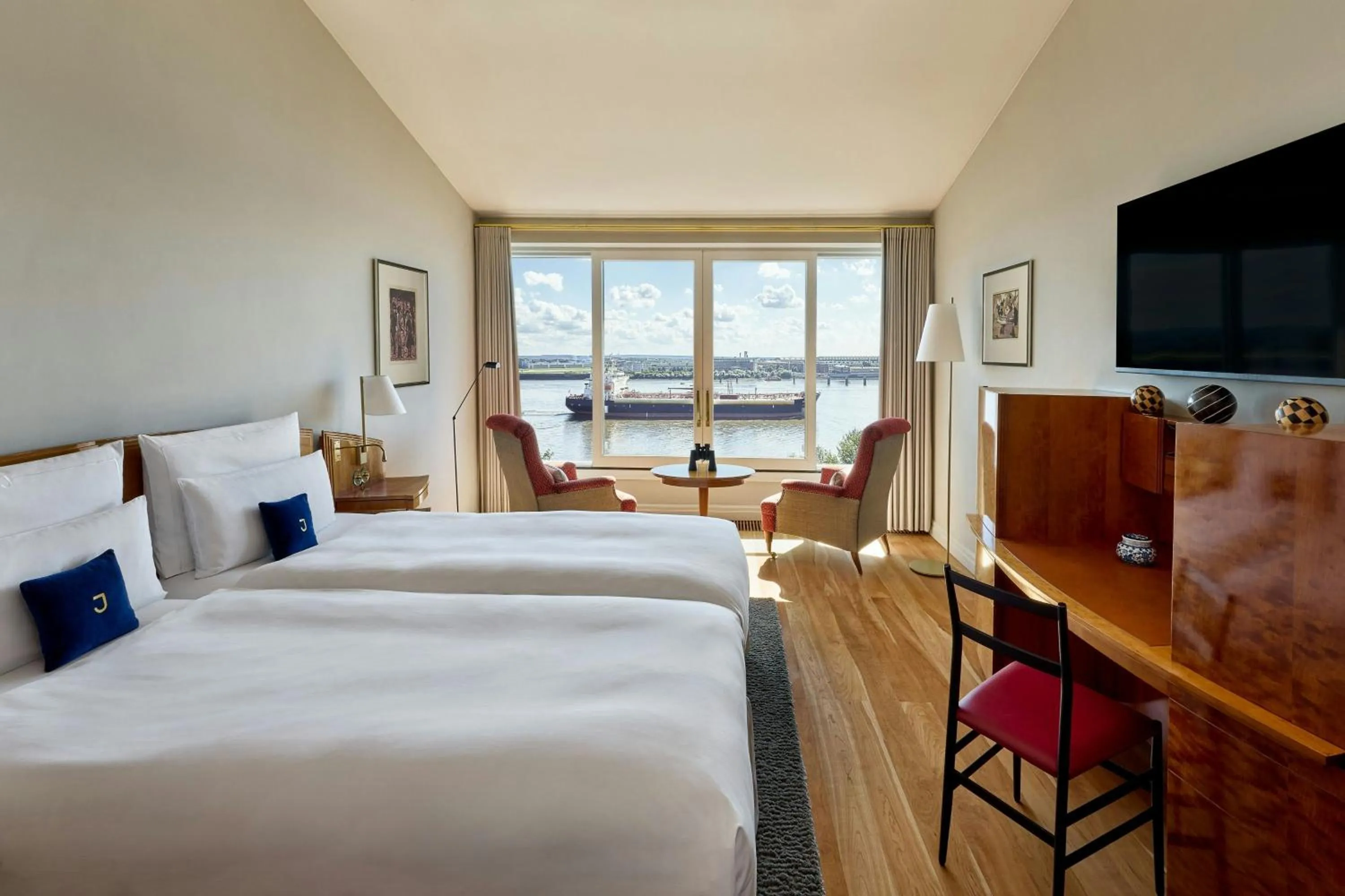 Photo of the whole room, Bed in Louis C Jacob, Hamburg, Autograph Collection