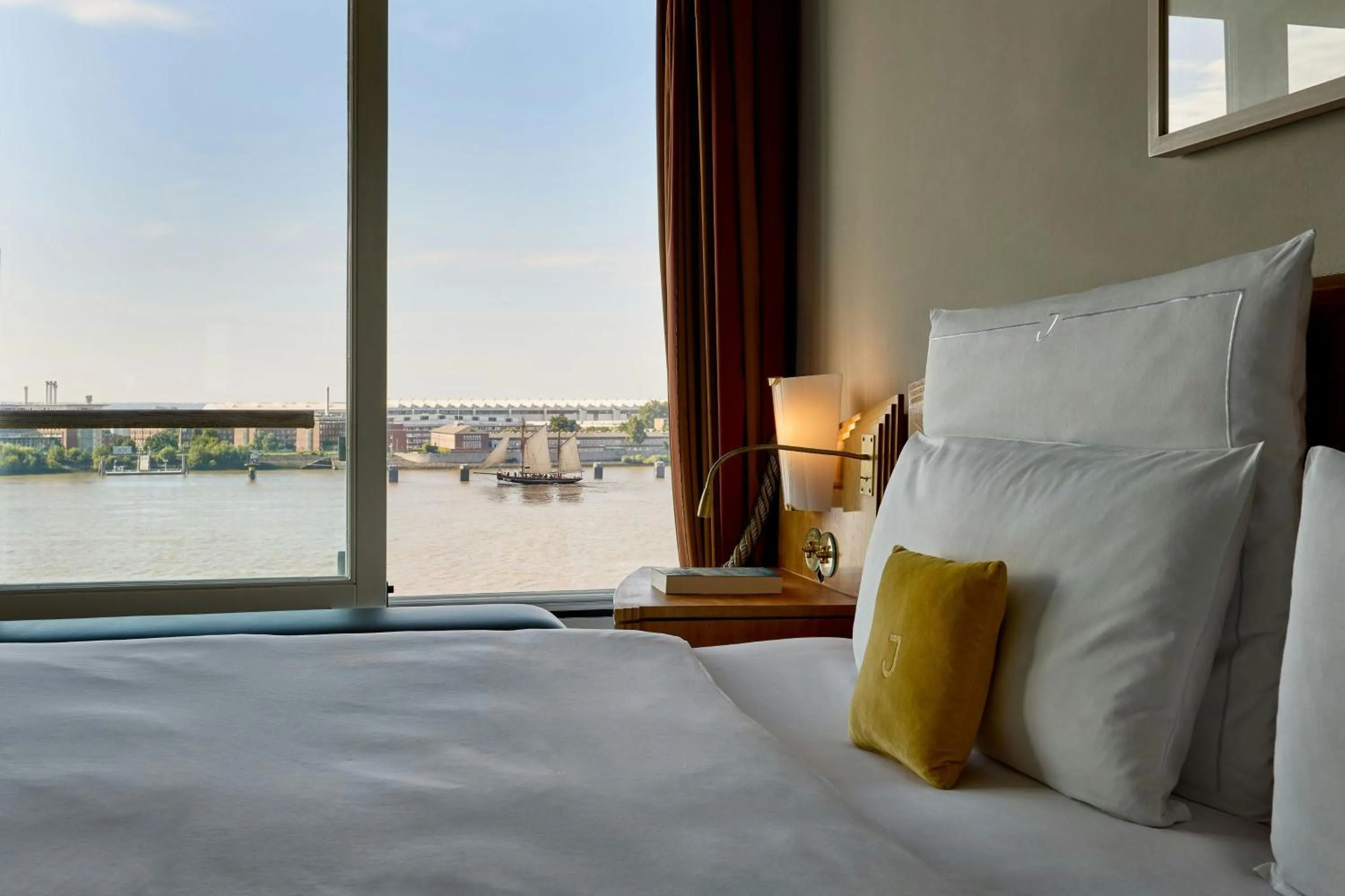 Photo of the whole room, Bed in Louis C Jacob, Hamburg, Autograph Collection