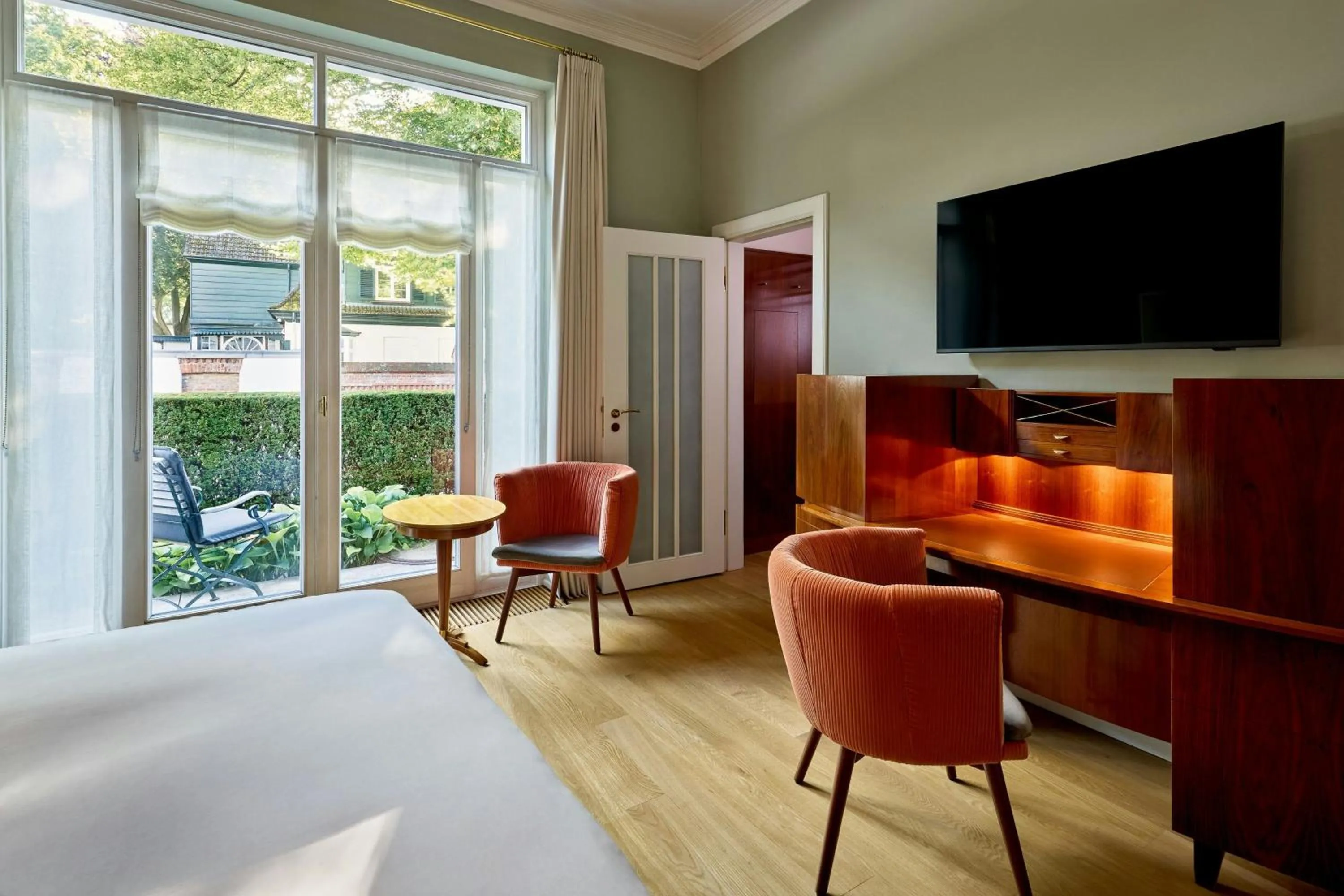 Photo of the whole room, Bed in Louis C Jacob, Hamburg, Autograph Collection