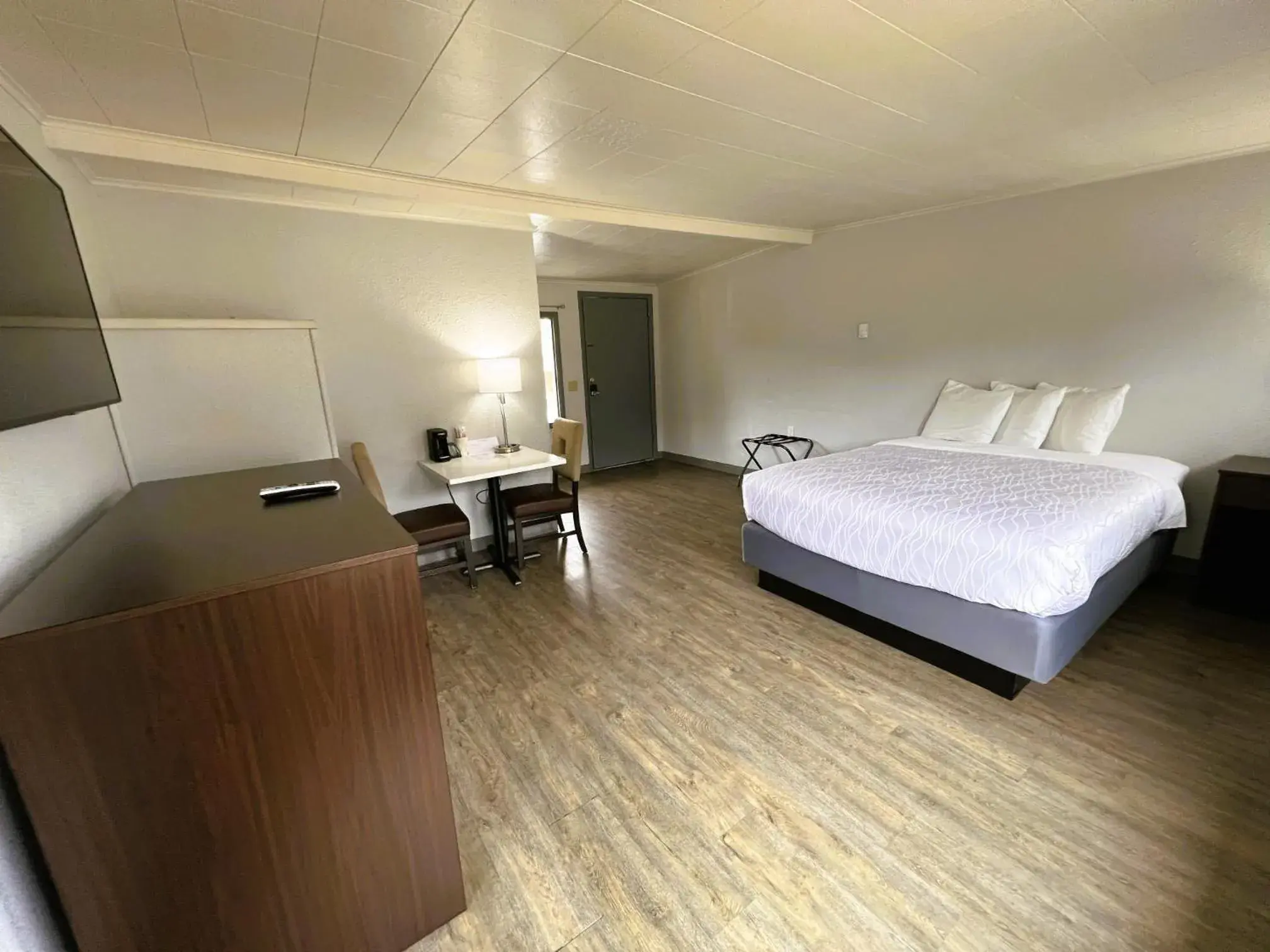 Queen Room in Our Place at The Beach Queen Room in Our Place at The Beach