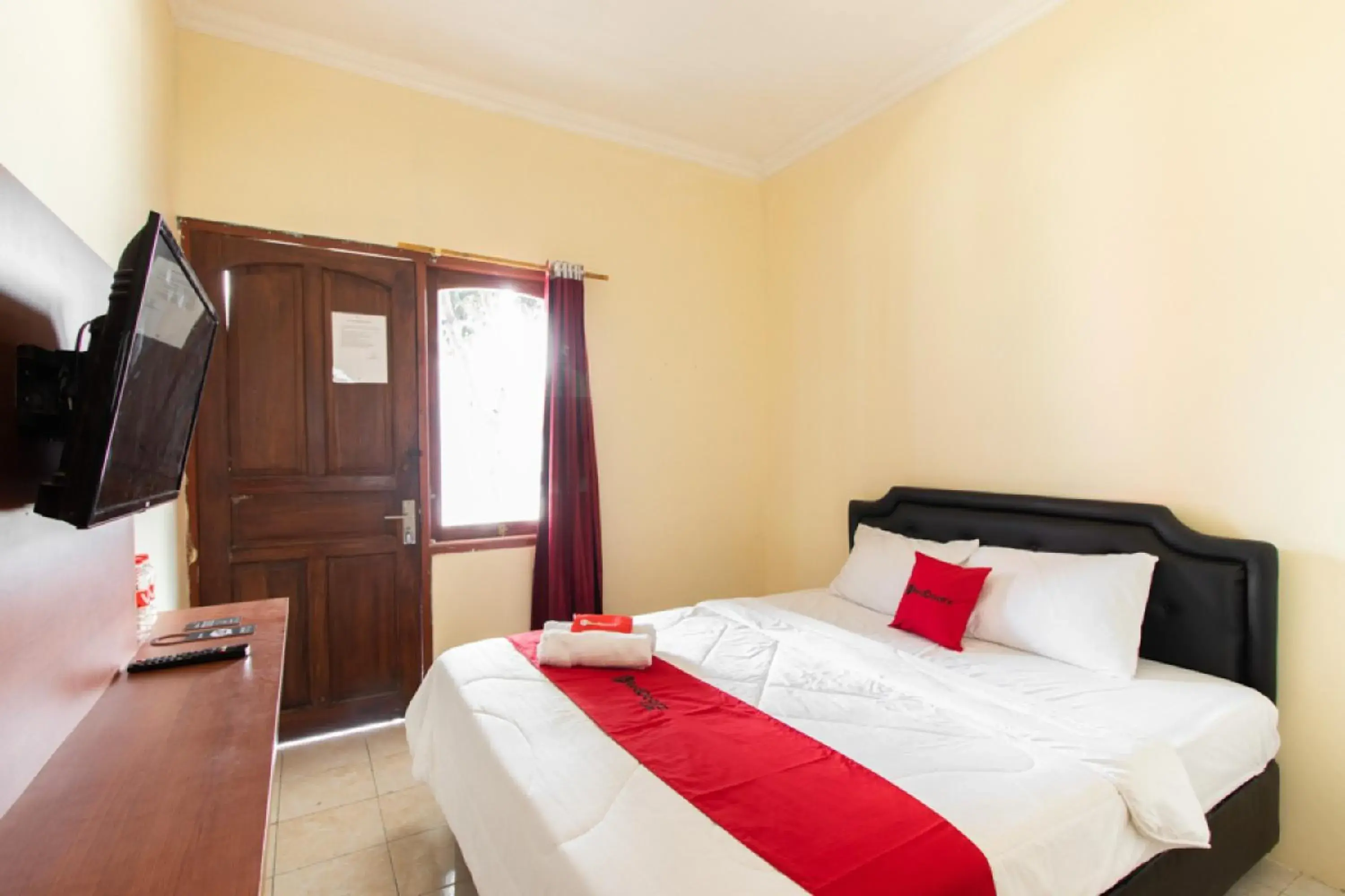 Standard Double Room in RedDoorz @ Raya Janti Yogyakarta Standard Double Room in RedDoorz @ Raya Janti Yogyakarta