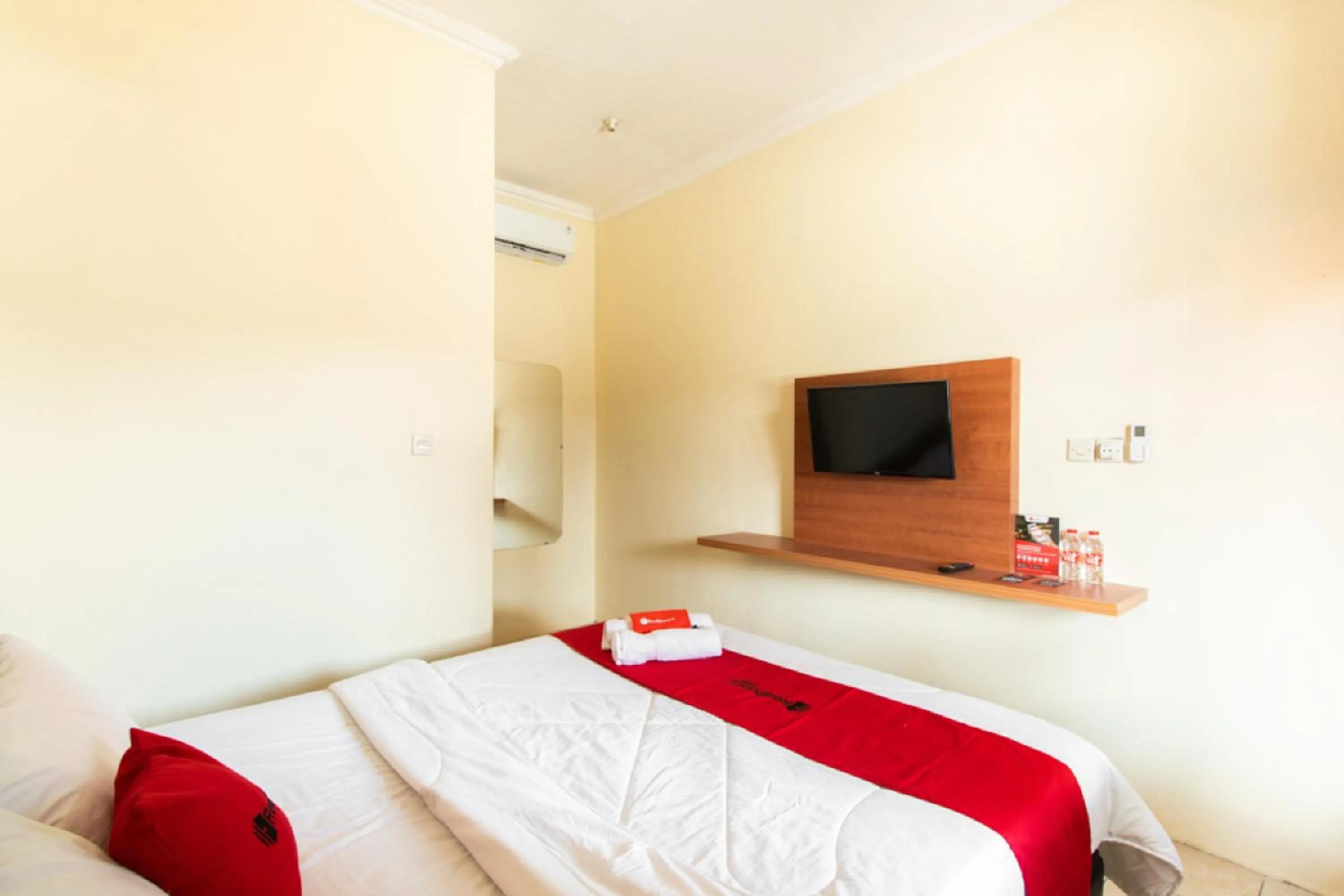 Bedroom, Bed in RedDoorz @ Raya Janti Yogyakarta