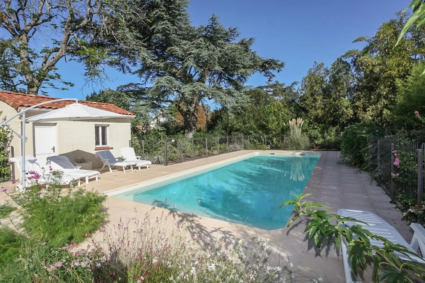 Swimming pool in La Mélanotte