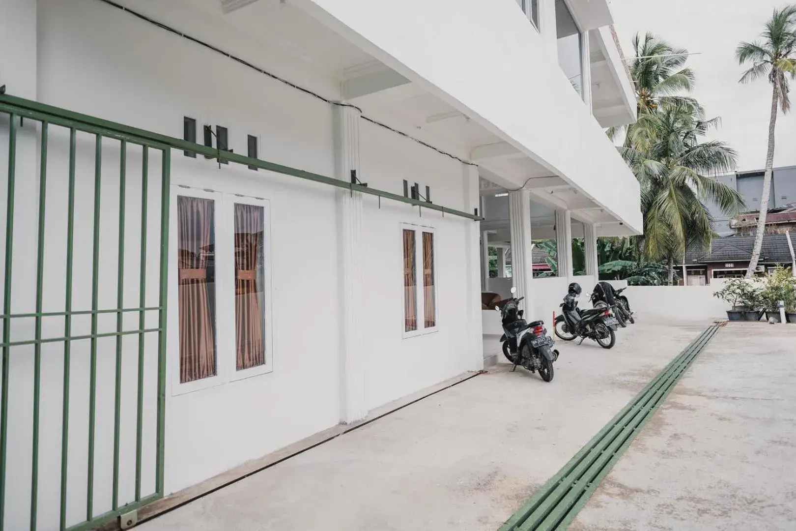 Facade/entrance in RedDoorz Syariah near Arafah Hospital Jambi Facade/entrance in RedDoorz Syariah near Arafah Hospital Jambi