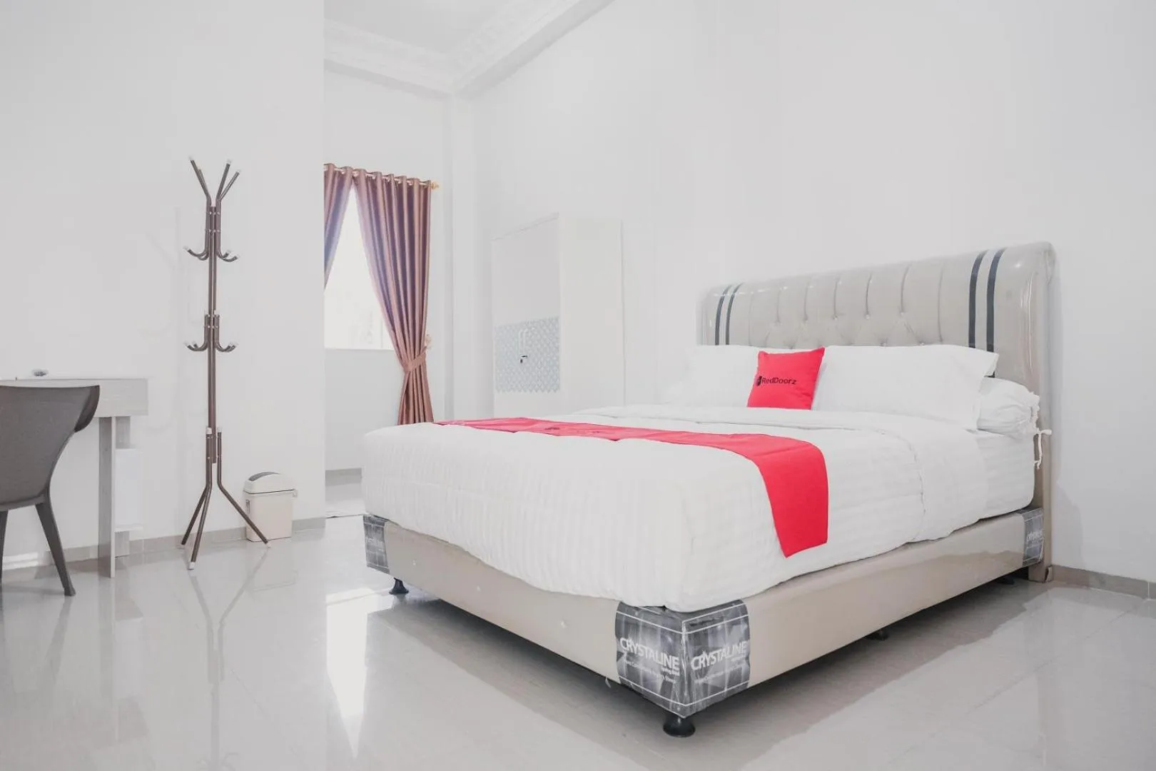 Bedroom, Bed in RedDoorz Syariah near Arafah Hospital Jambi
