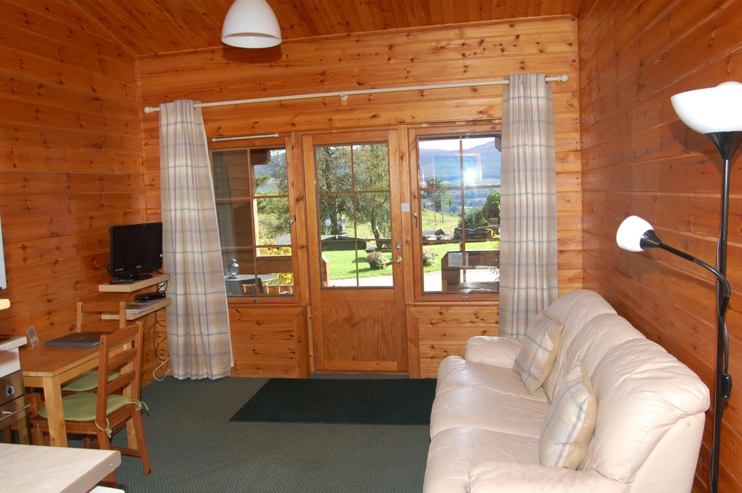 Cosy & compact Rowan Lodge no4