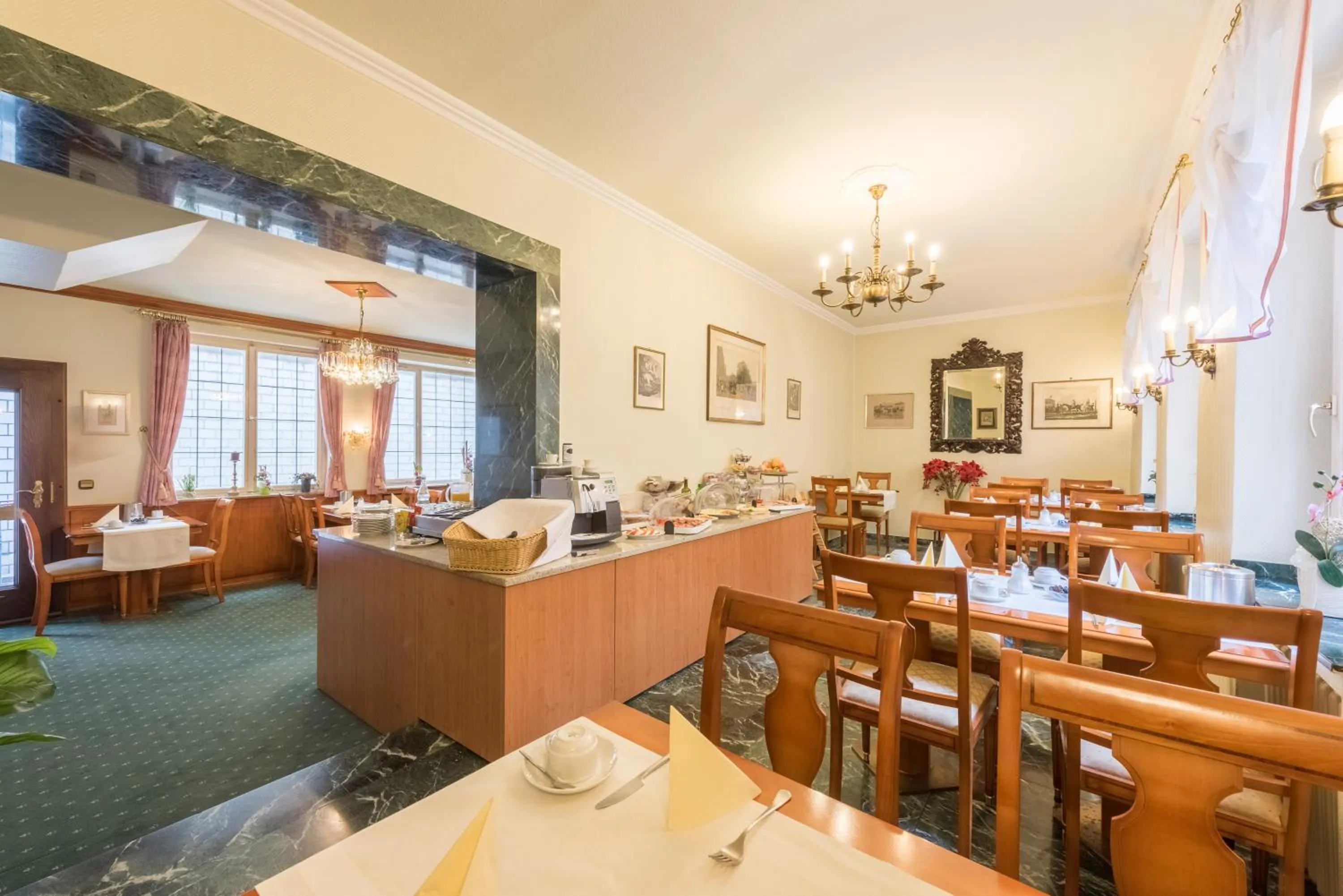 Restaurant/places to eat in Hotel Windsor