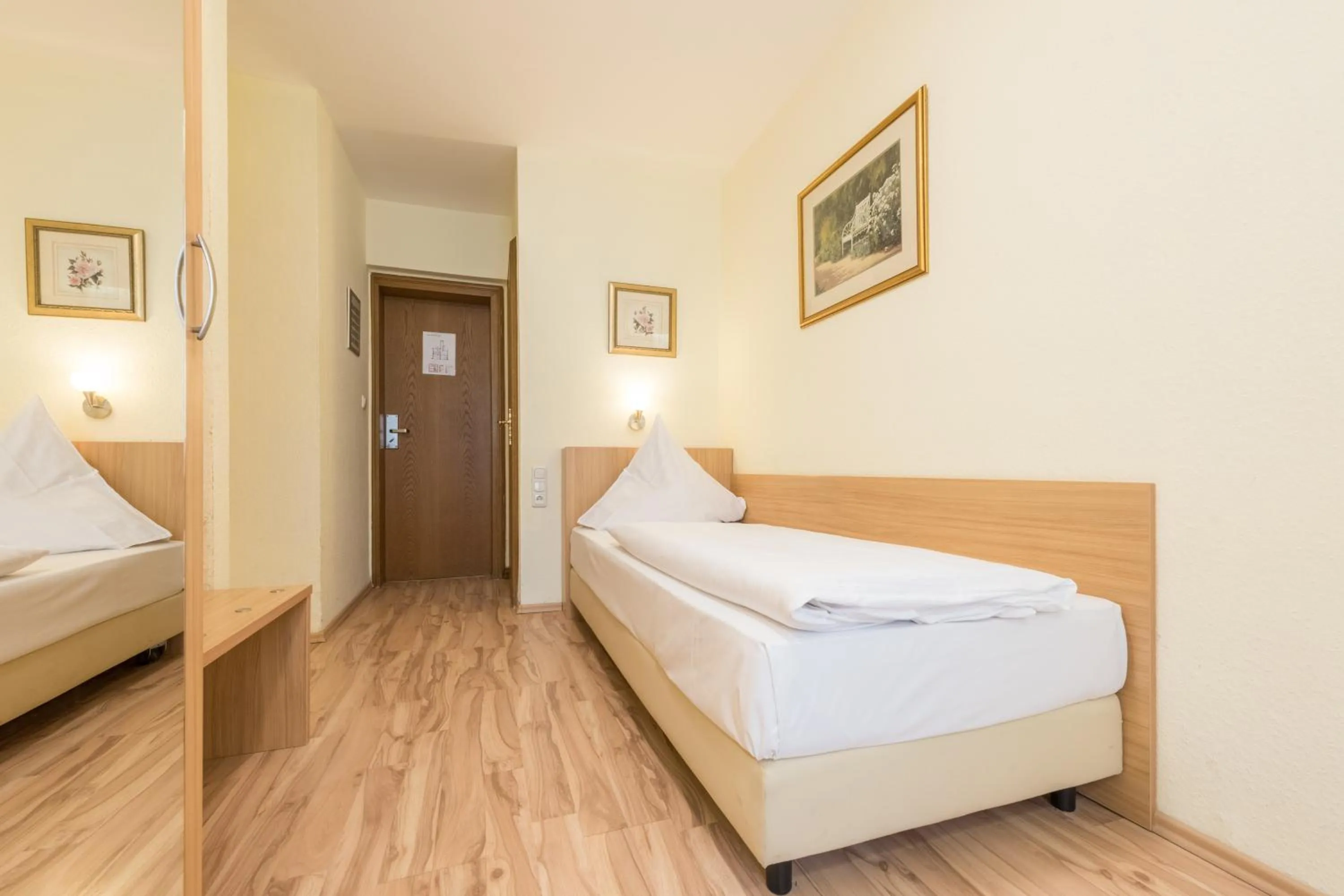 Photo of the whole room, Bed in Hotel Windsor