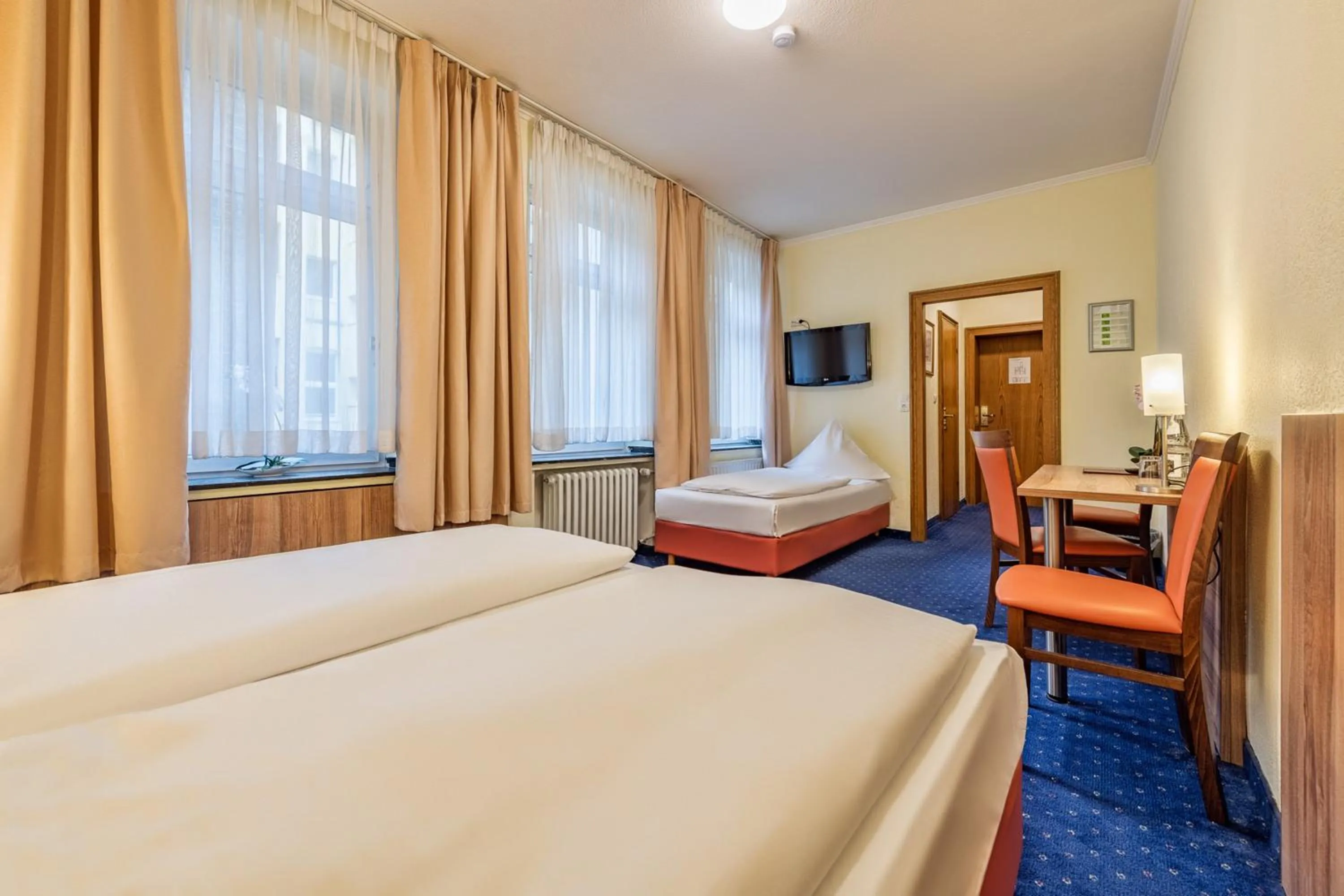 Photo of the whole room, Bed in Hotel Windsor