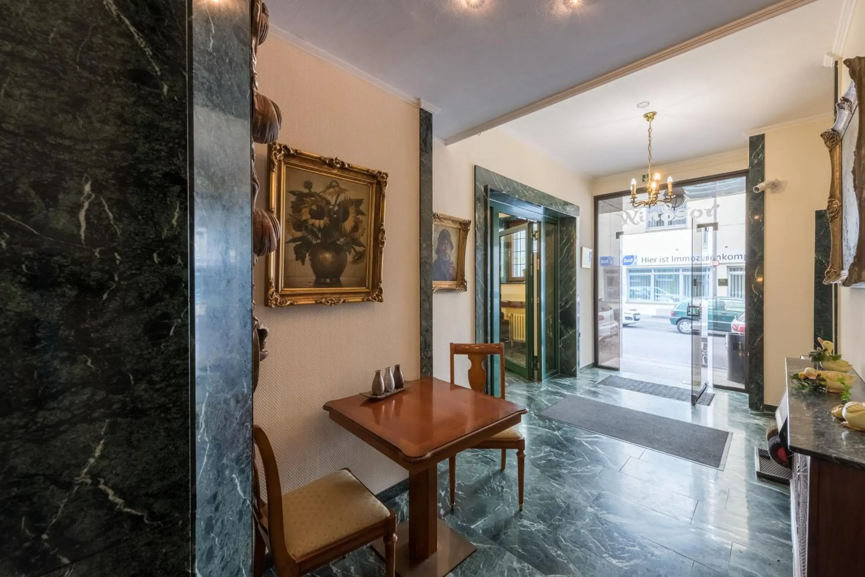 Facade/entrance in Hotel Windsor Facade/entrance in Hotel Windsor