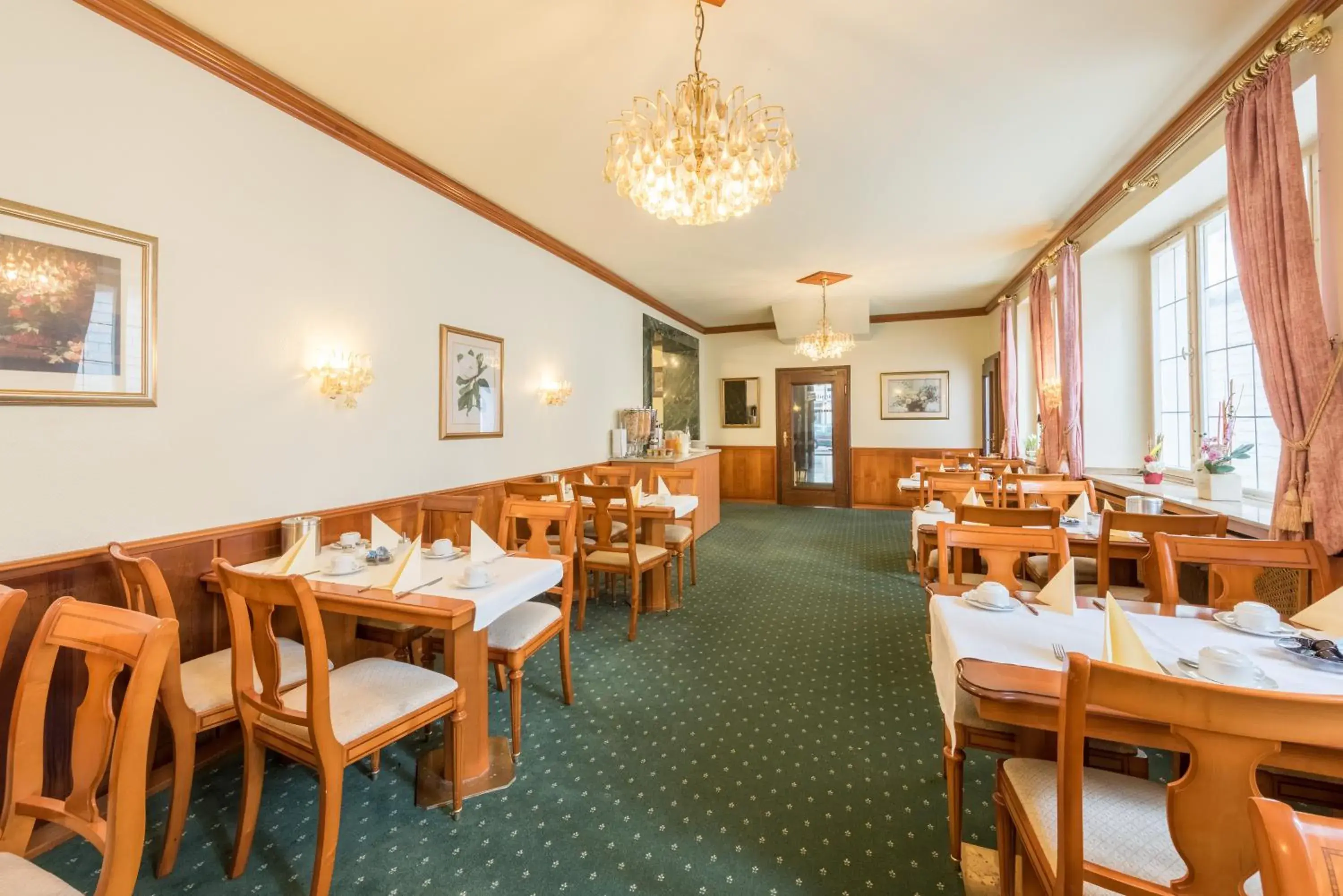 Restaurant/places to eat in Hotel Windsor Restaurant/places to eat in Hotel Windsor