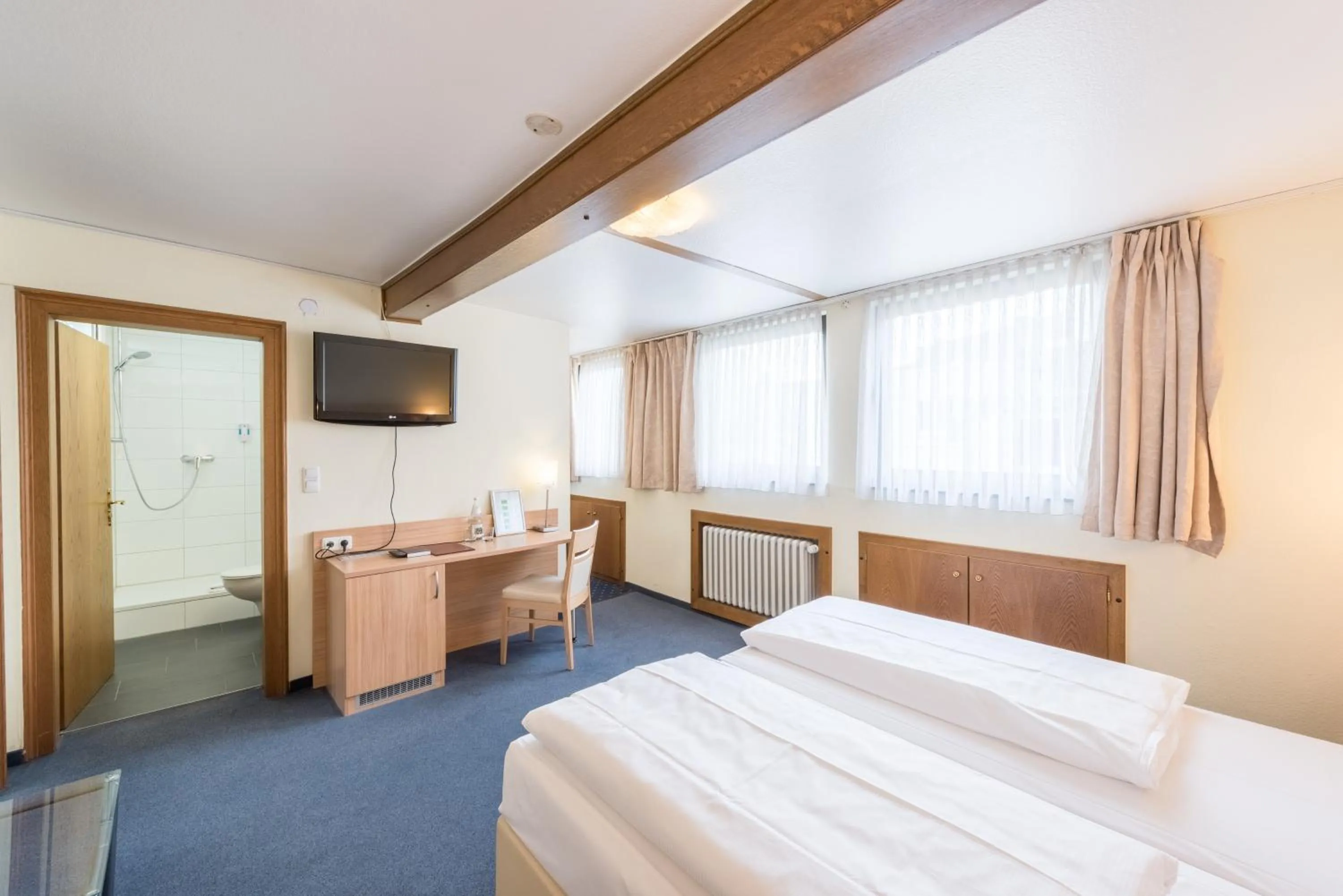 Photo of the whole room, Bed in Hotel Windsor