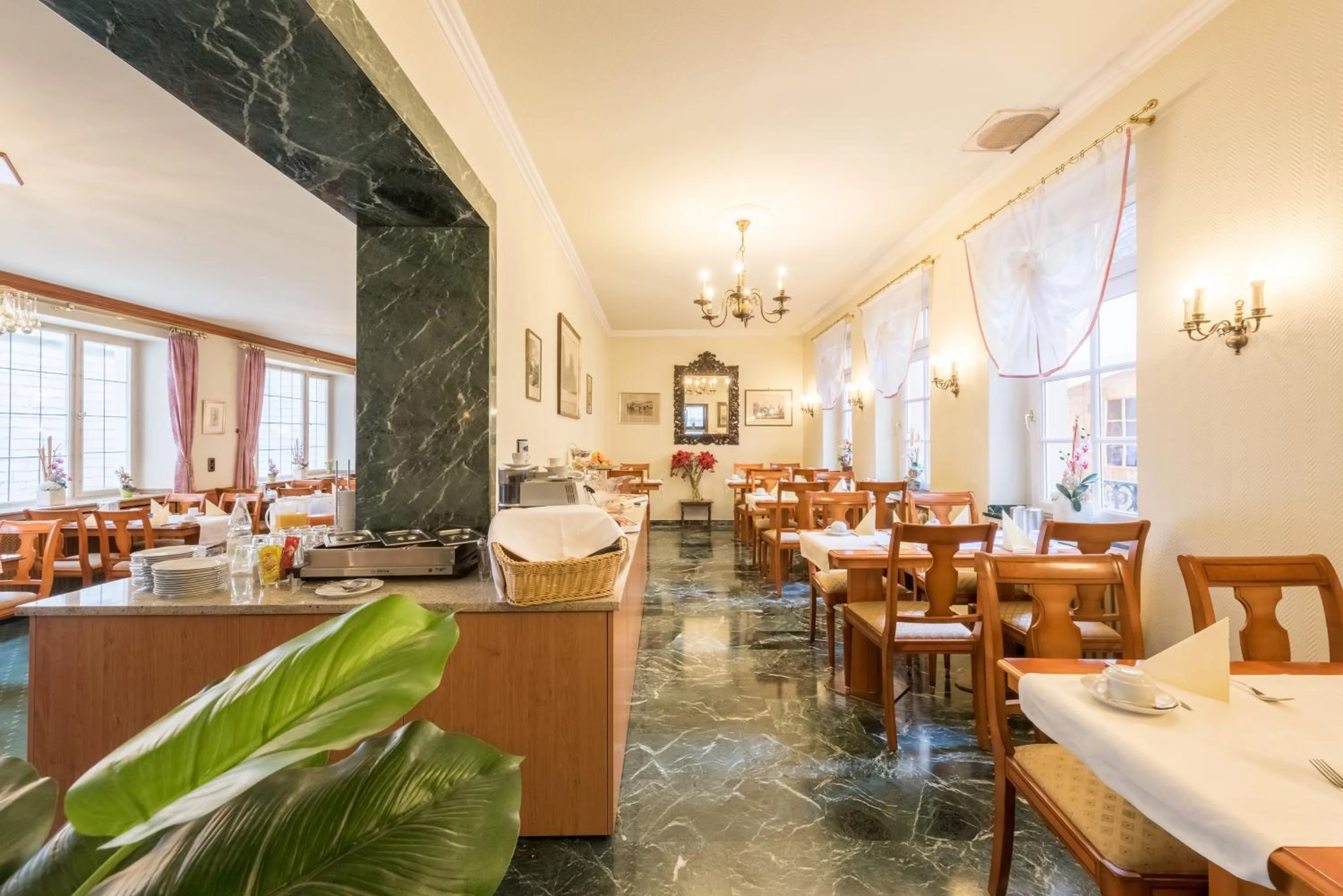 Restaurant/places to eat in Hotel Windsor