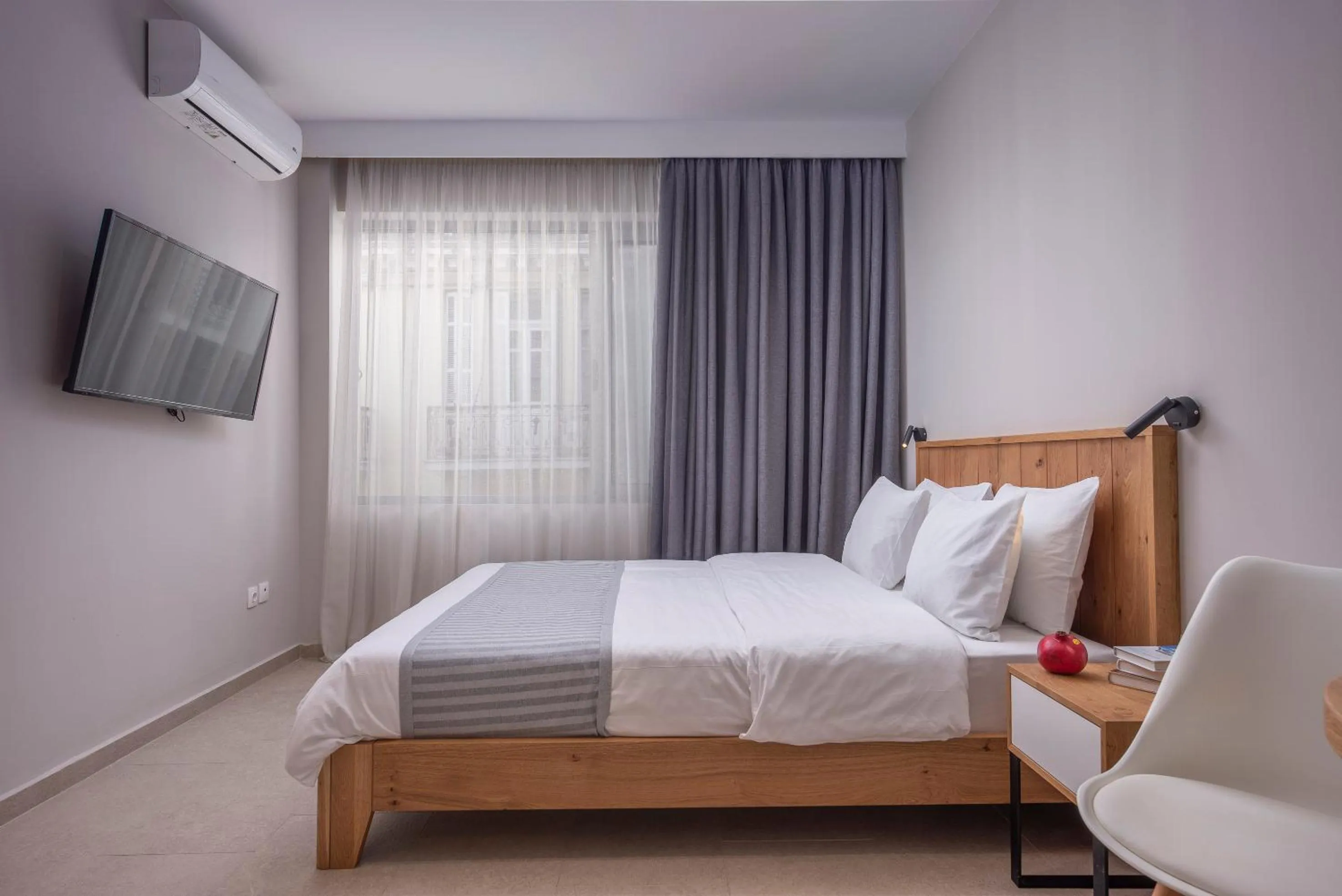 Photo of the whole room, Bed in Your City Level