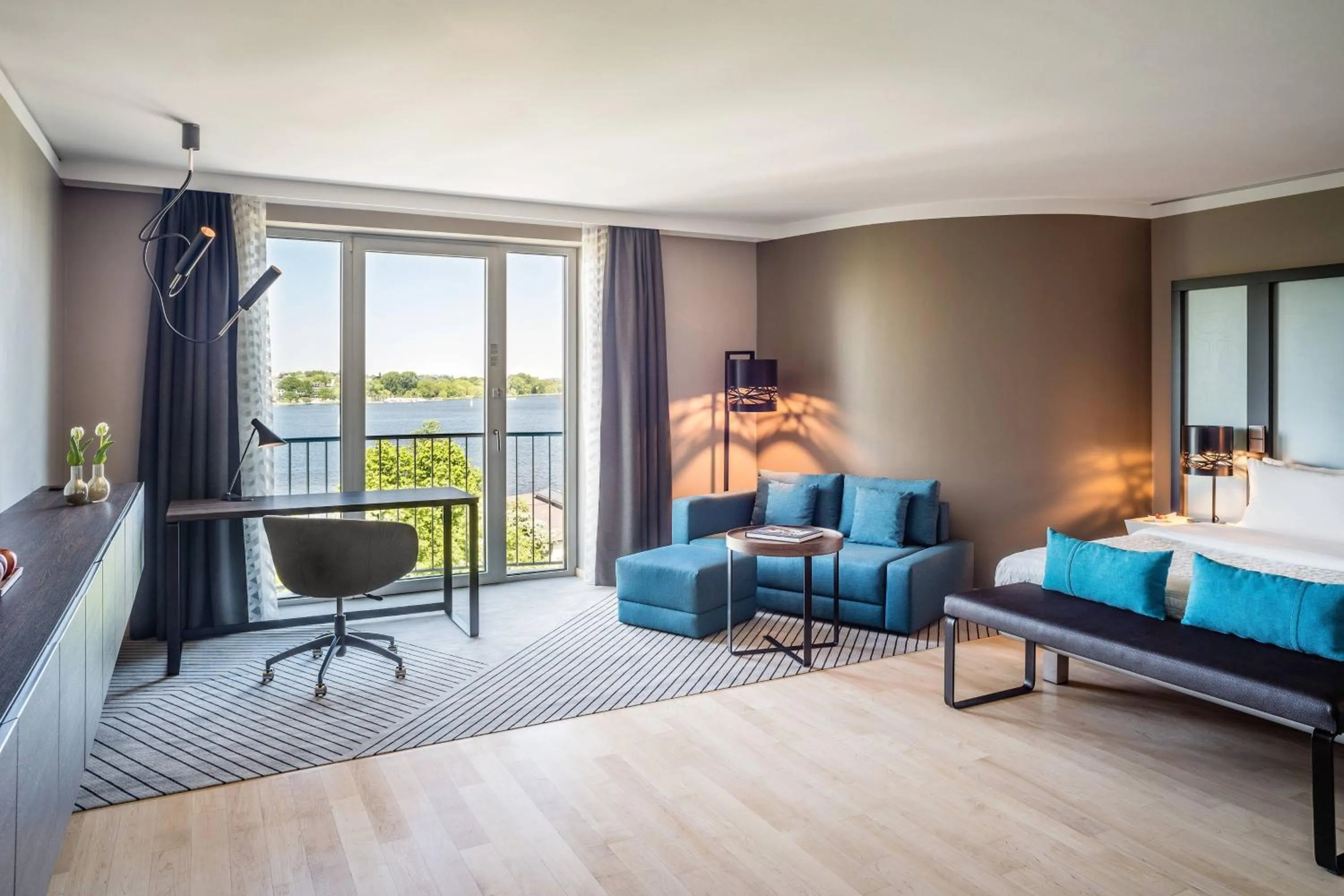 Photo of the whole room, Bed in Le Méridien Hamburg