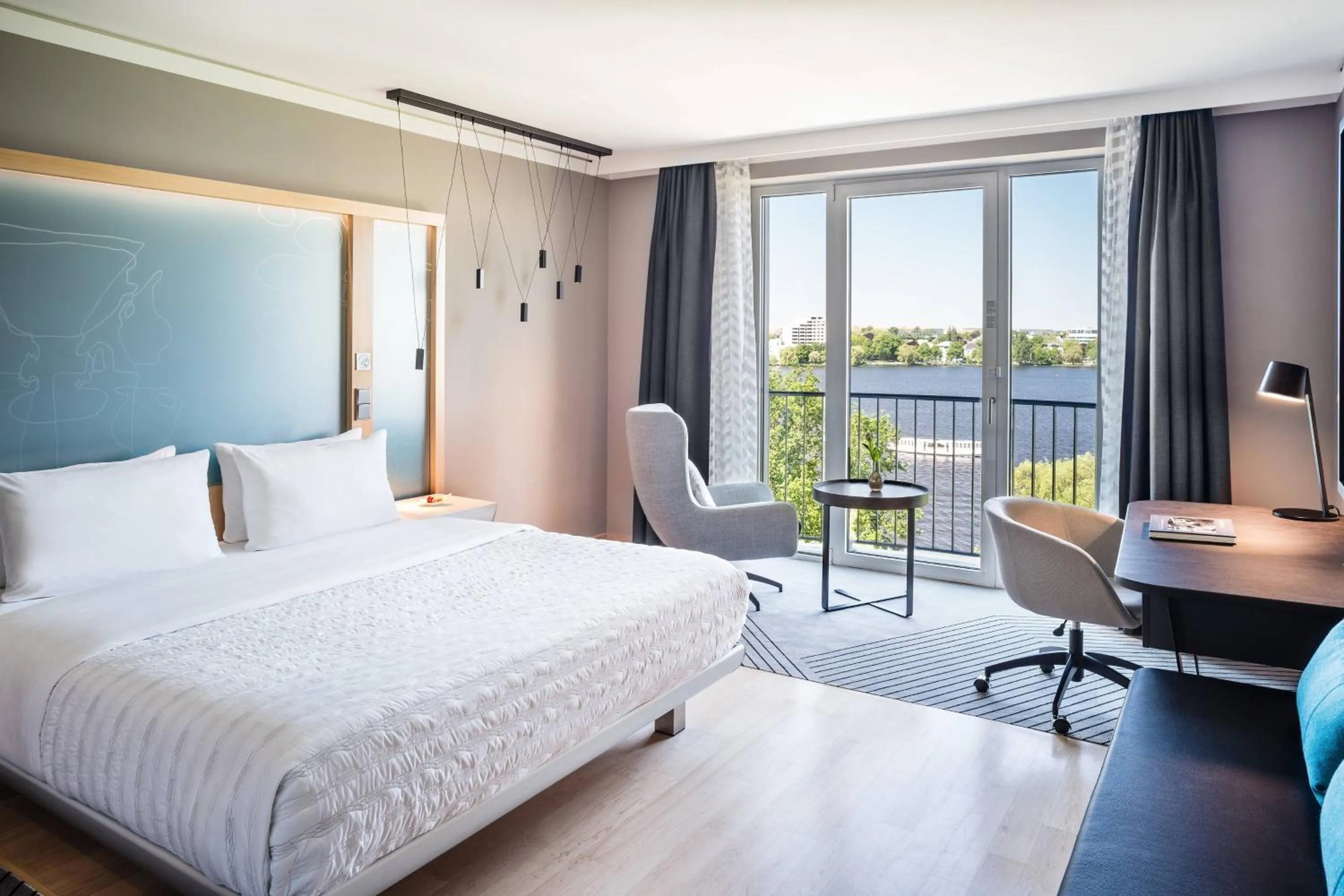 Photo of the whole room, Bed in Le Méridien Hamburg