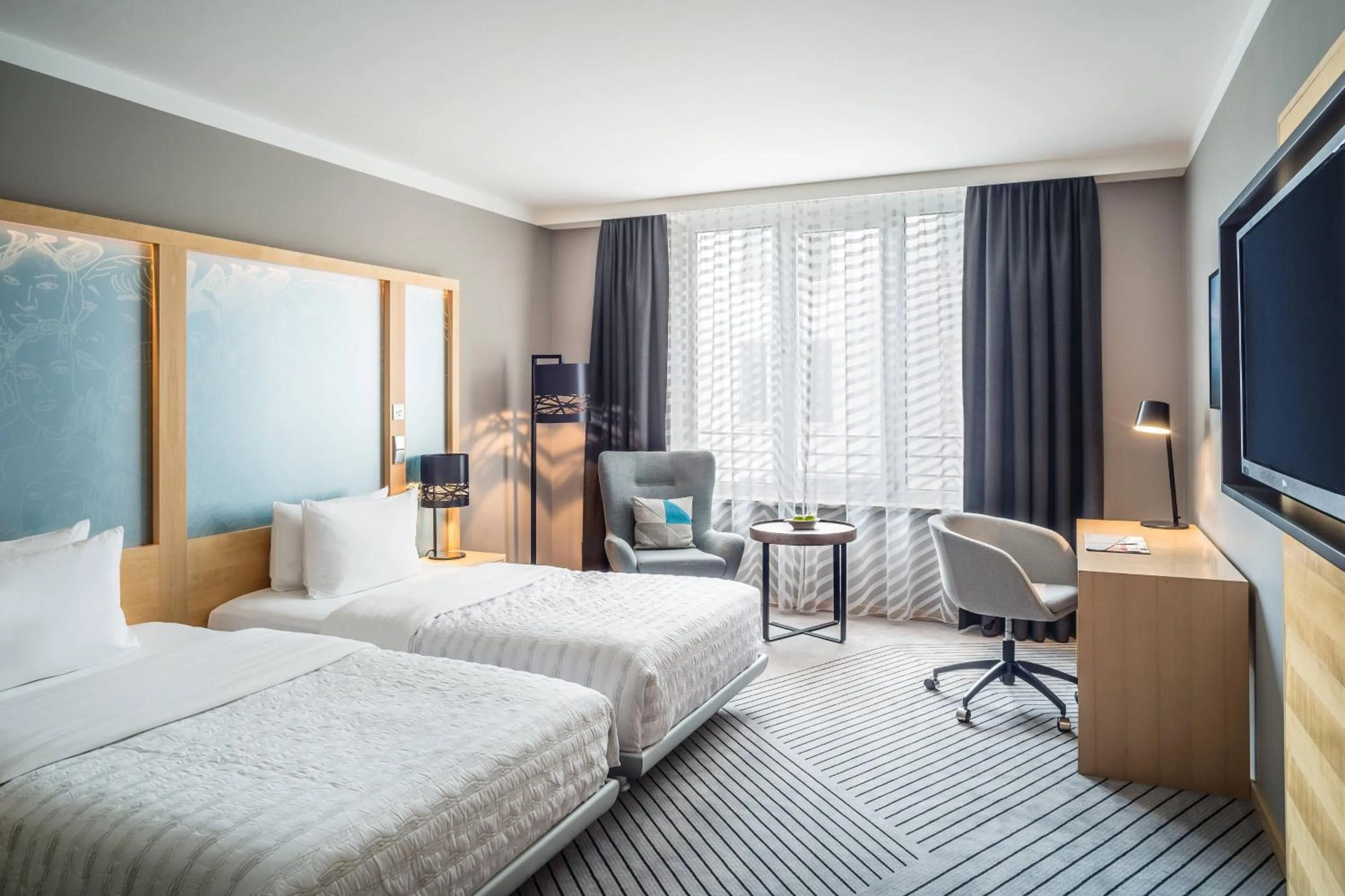 Photo of the whole room, Bed in Le Méridien Hamburg