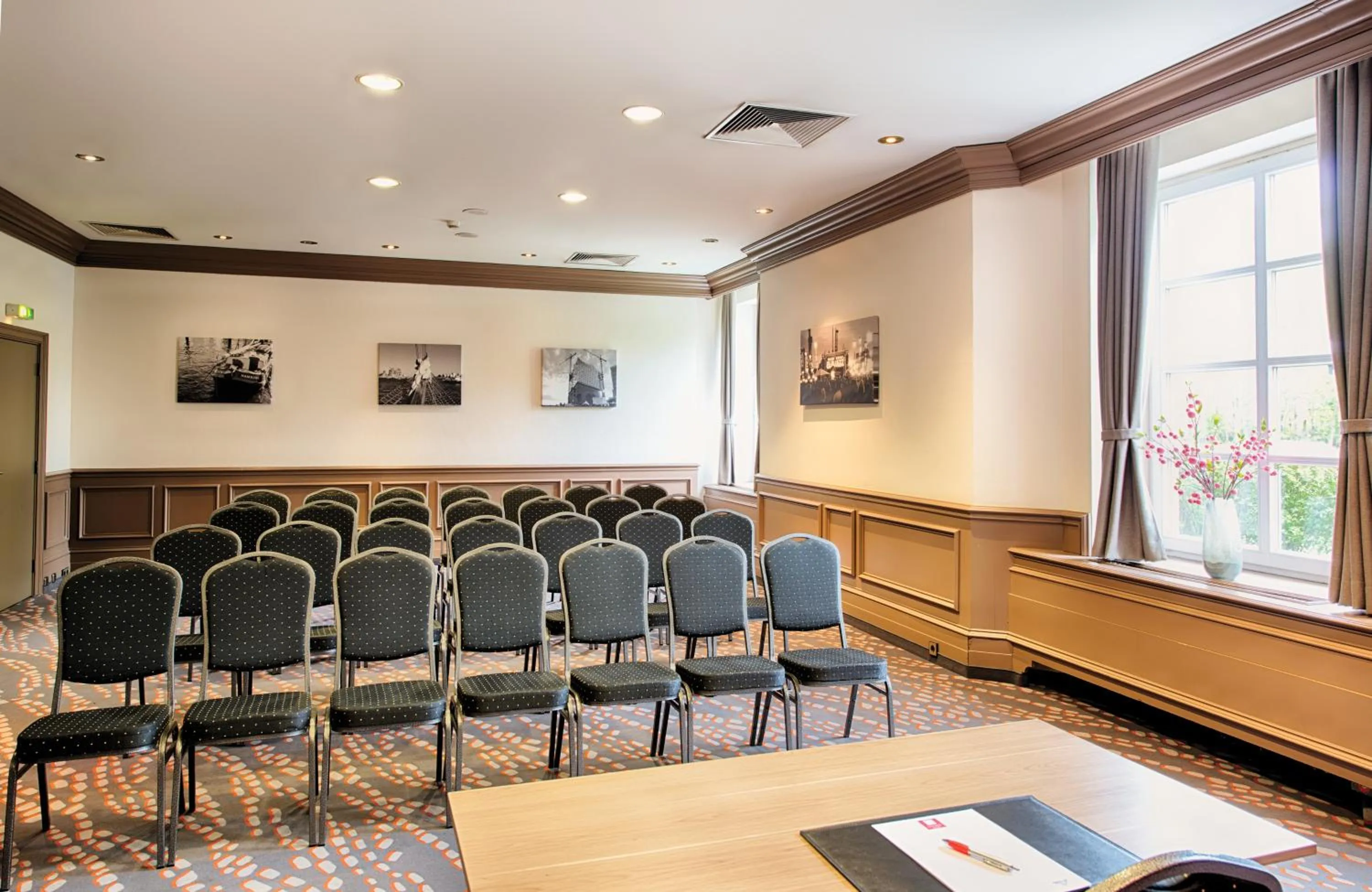 Meeting/conference room in Leonardo Hotel Hamburg Stillhorn