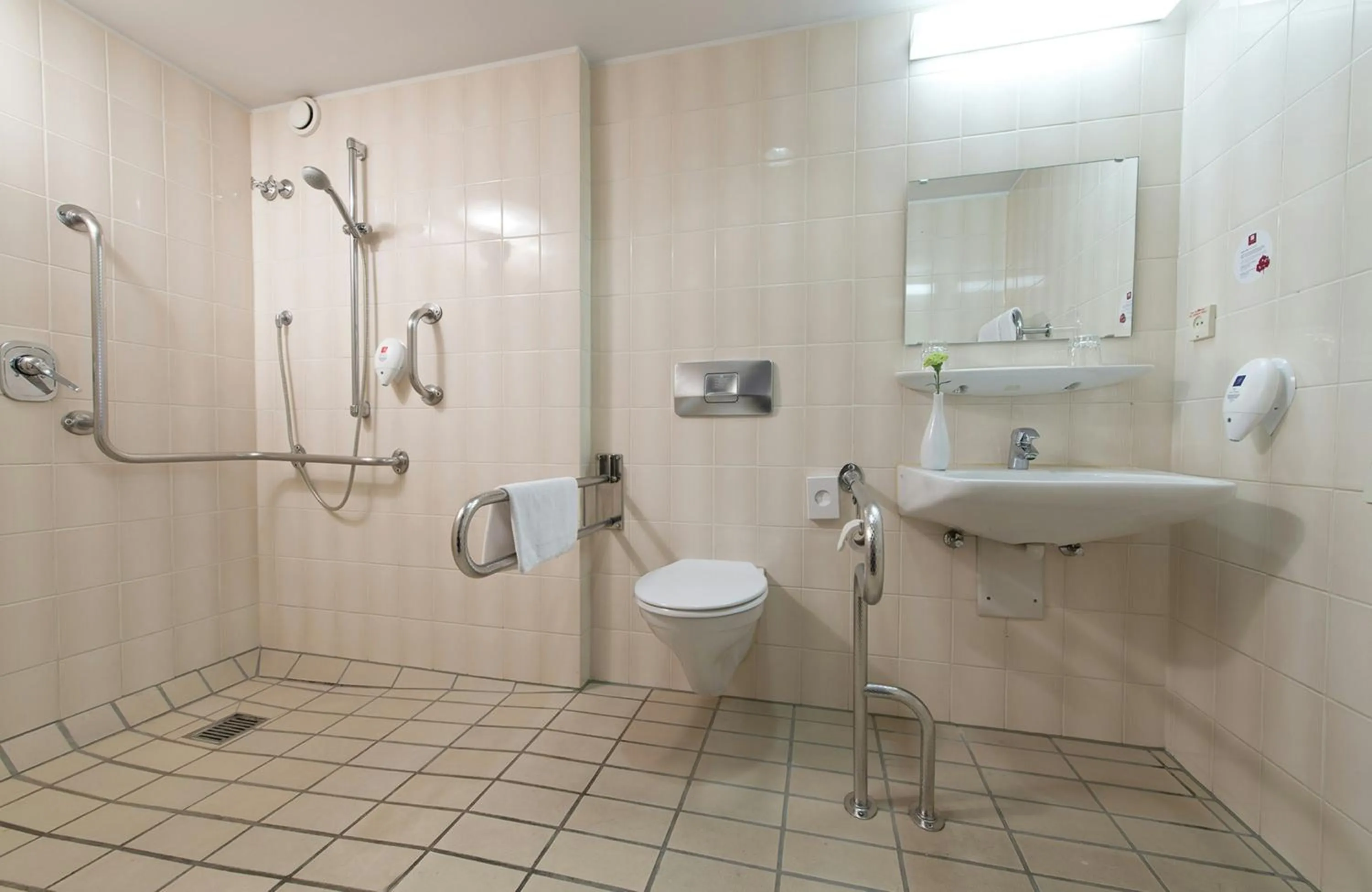 Bathroom in Leonardo Hotel Hamburg Stillhorn