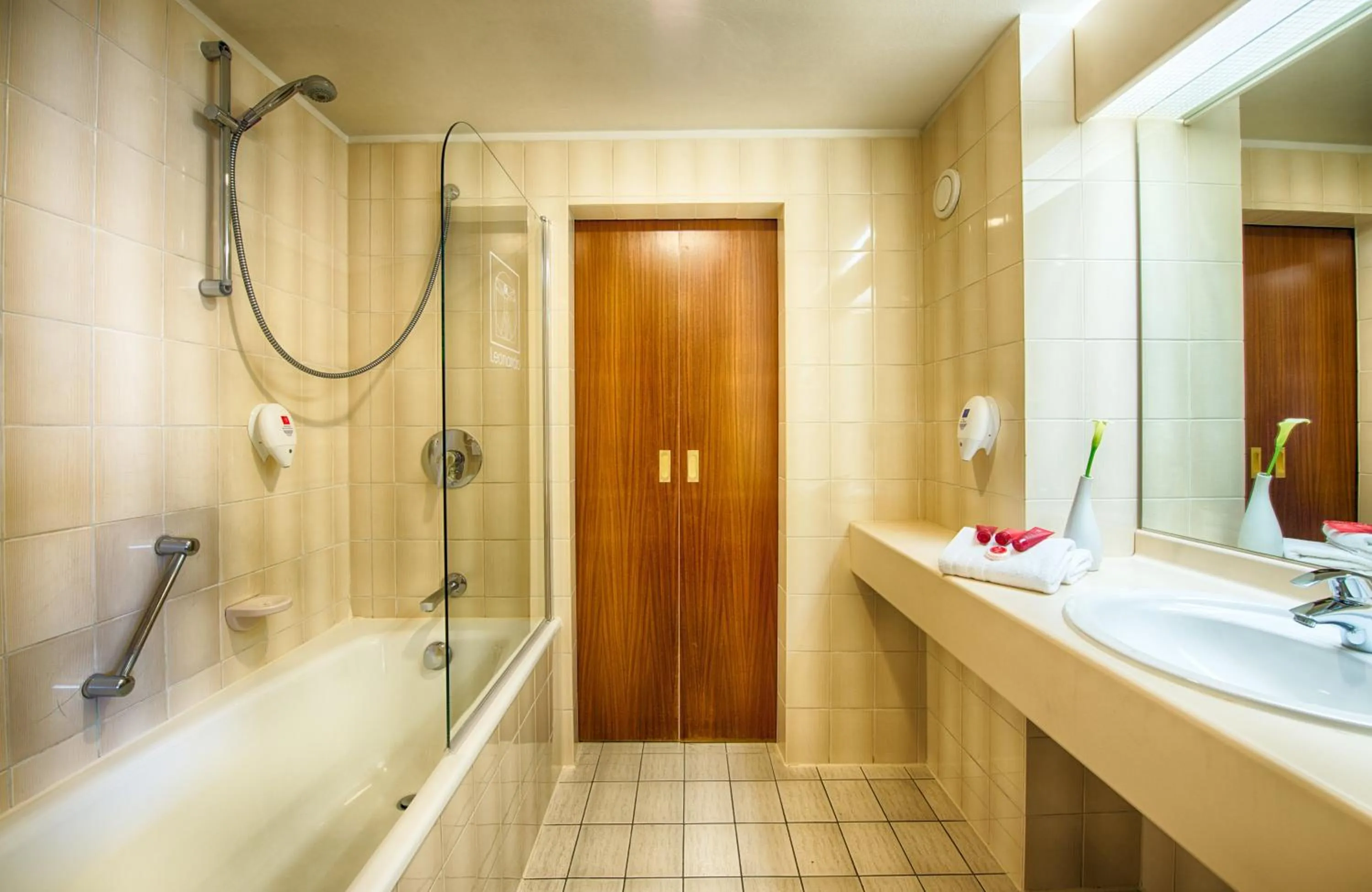 Bathroom in Leonardo Hotel Hamburg Stillhorn