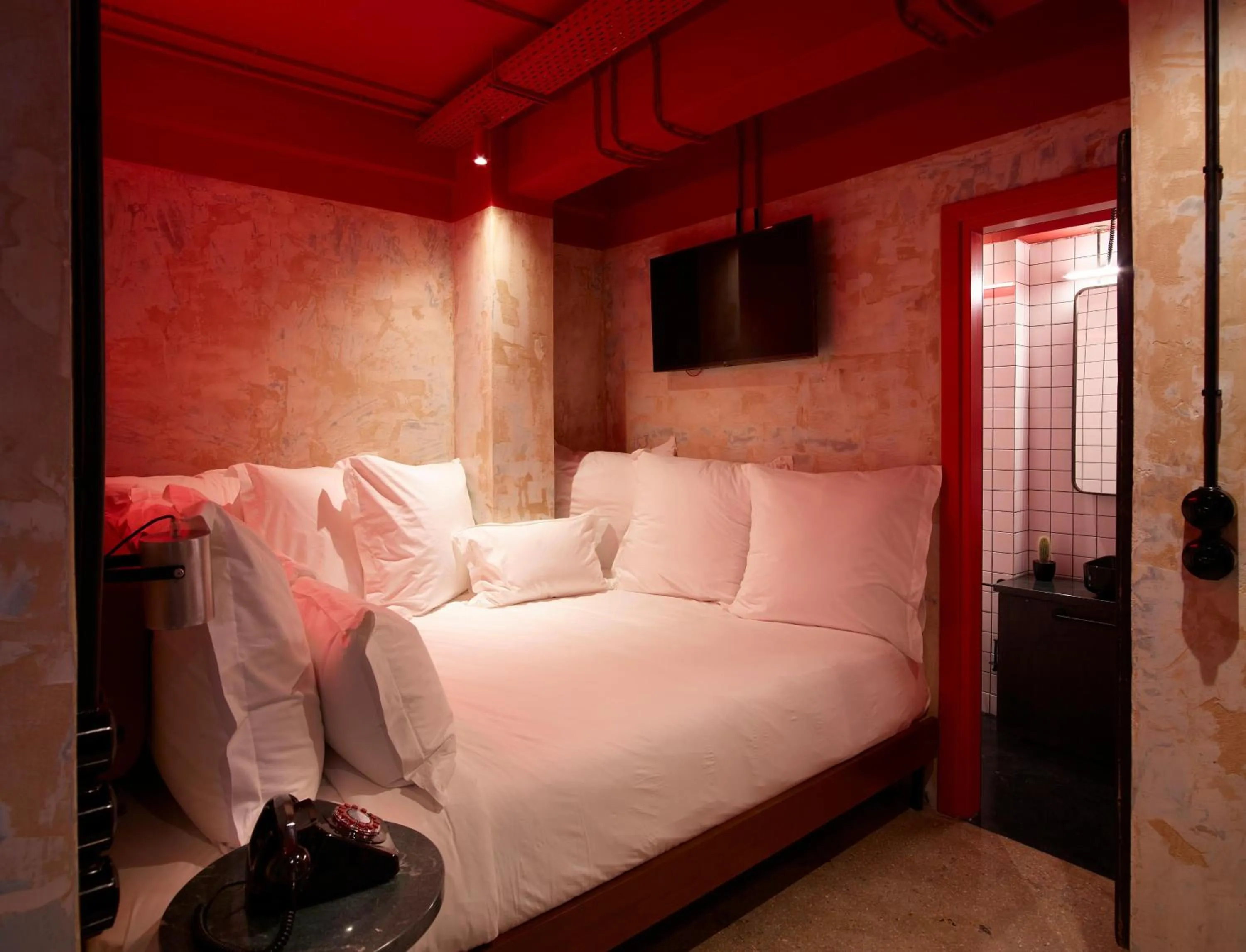 Photo of the whole room, Bed in Dave Red Athens