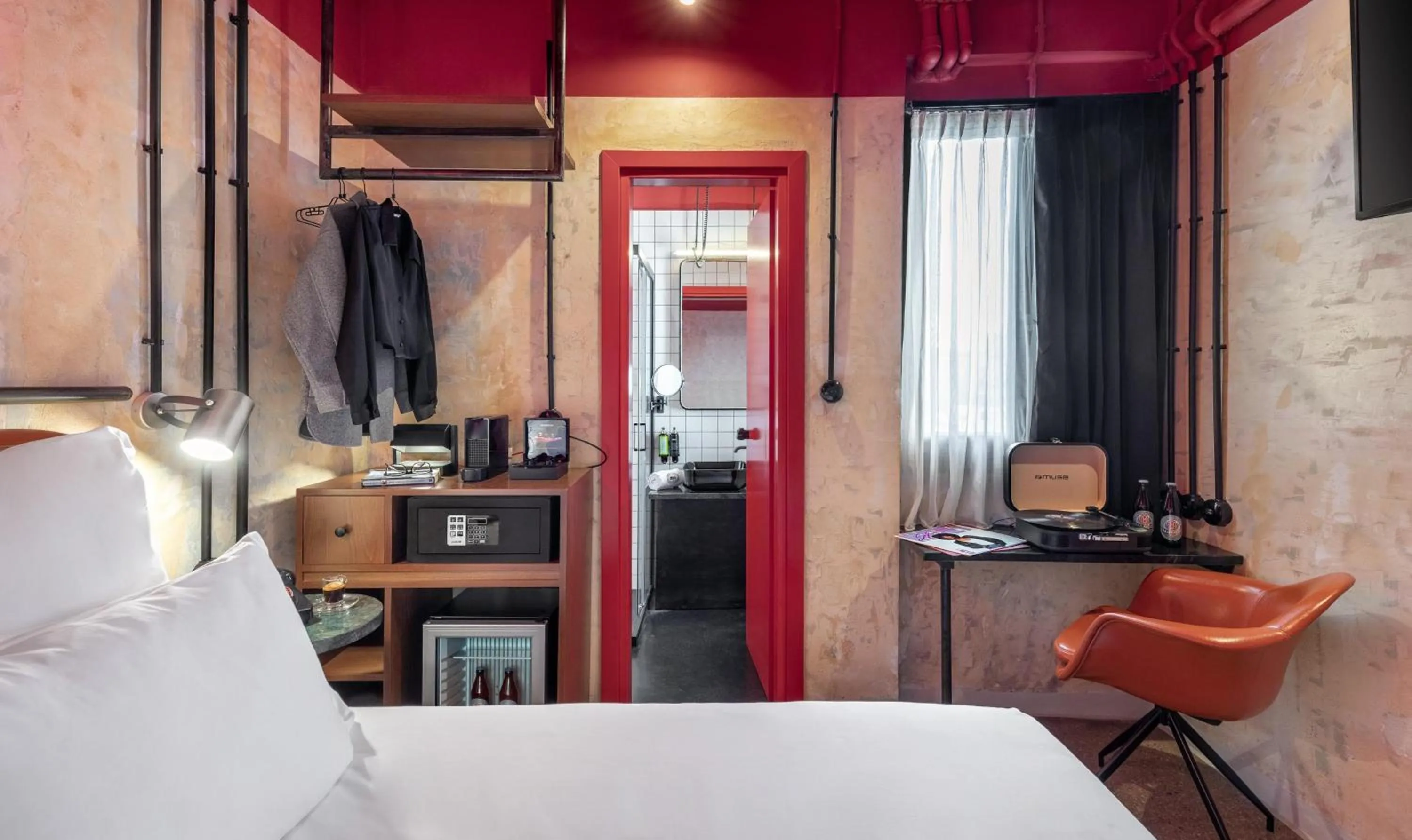 Photo of the whole room, Bed in Dave Red Athens