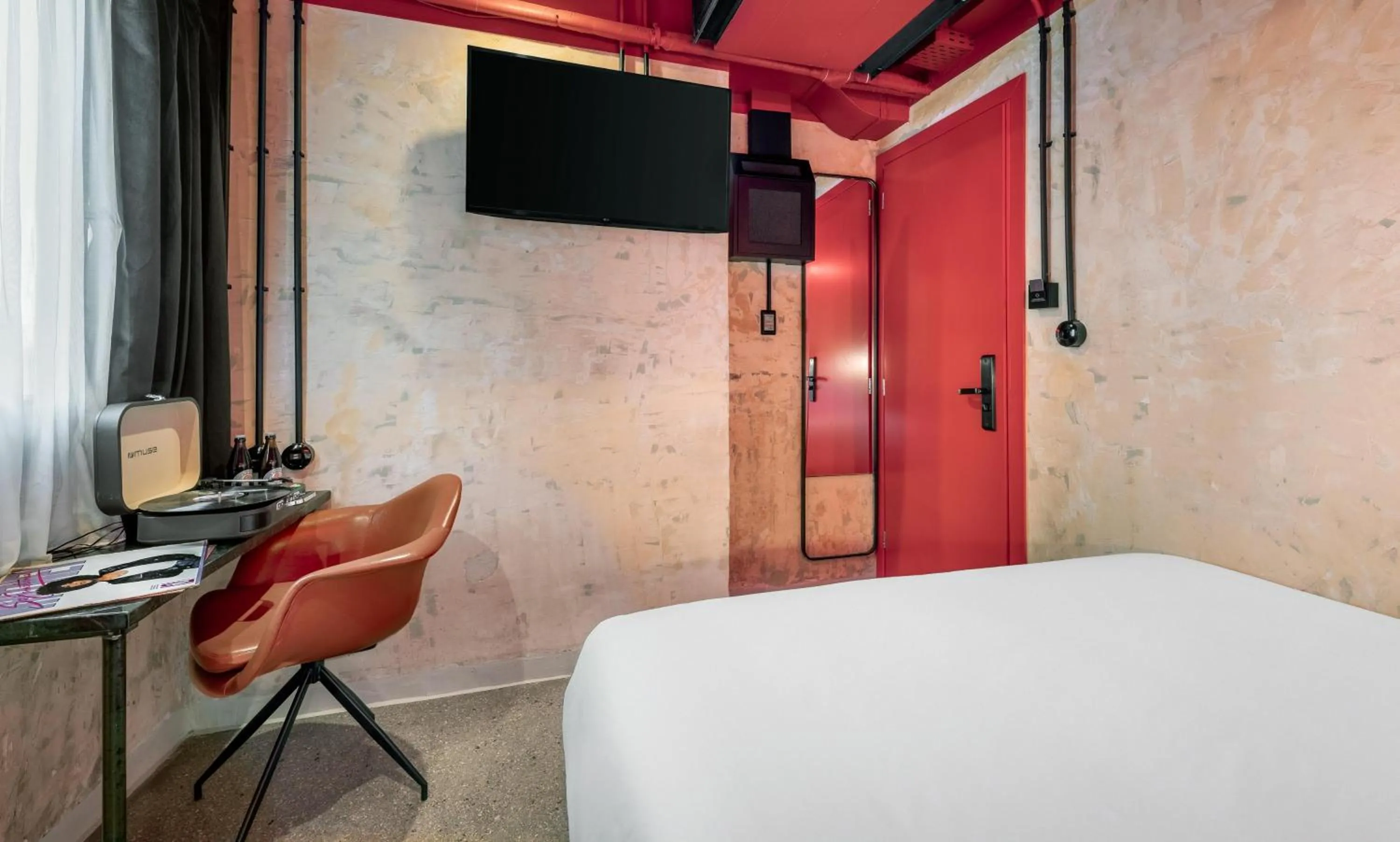 Photo of the whole room, Bed in Dave Red Athens