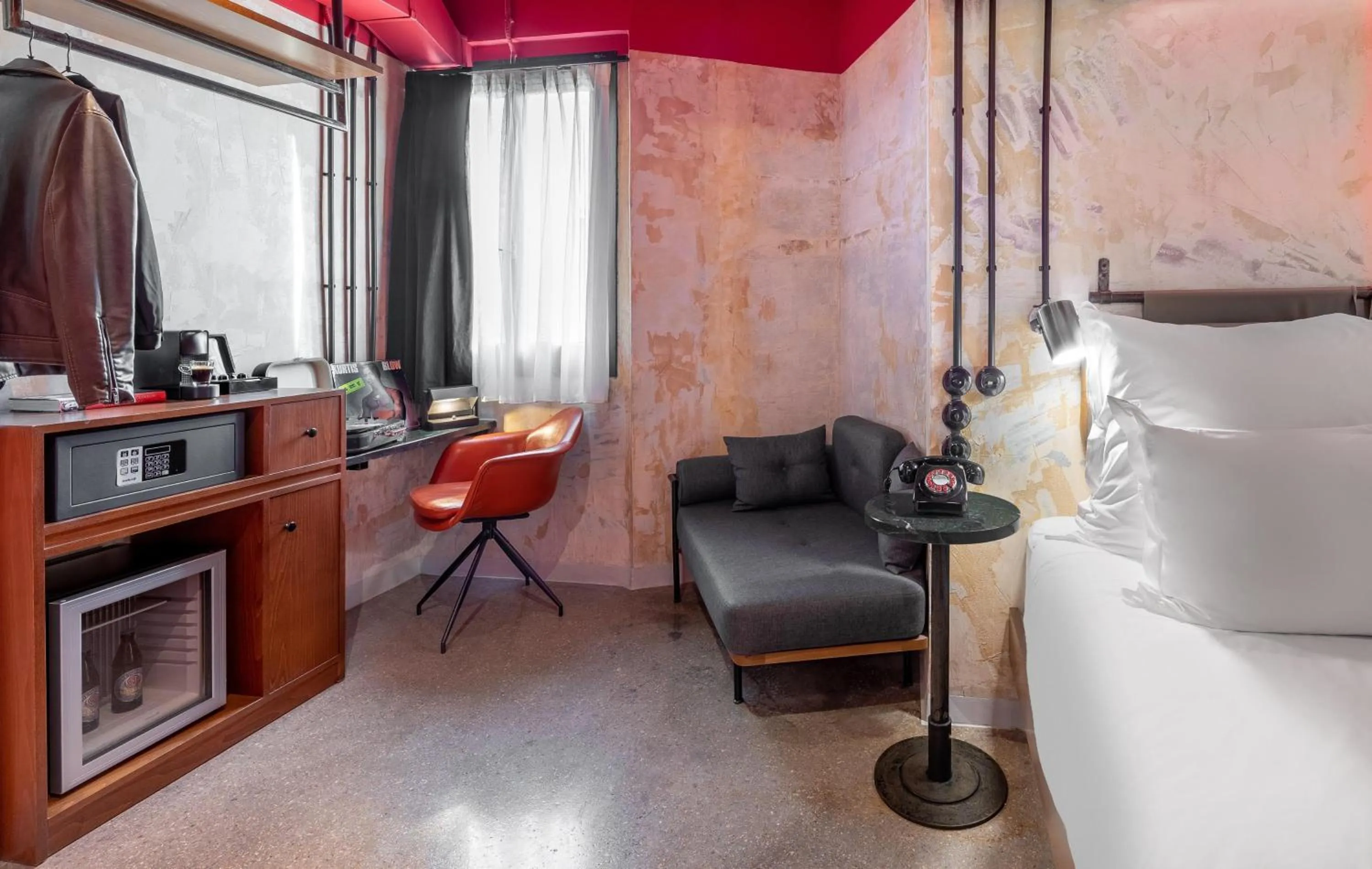 Photo of the whole room, Bed in Dave Red Athens