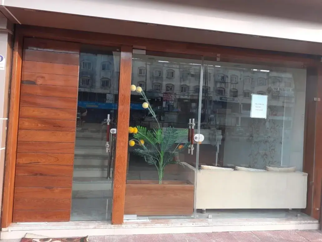 Facade/entrance in lords residency Facade/entrance in lords residency