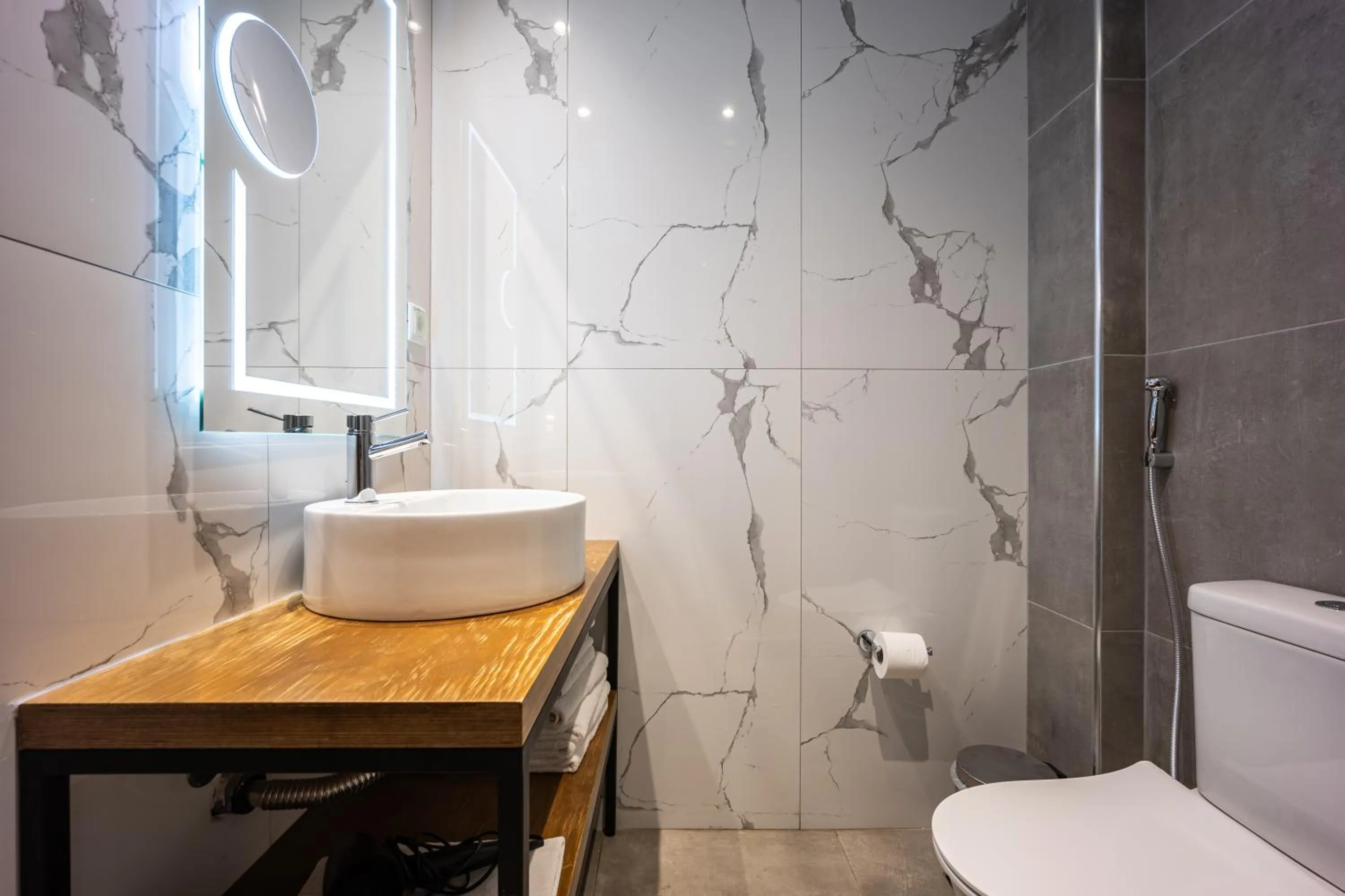 Bathroom in Aethon Airport Project-FREE SHUTTLE by GK Properties