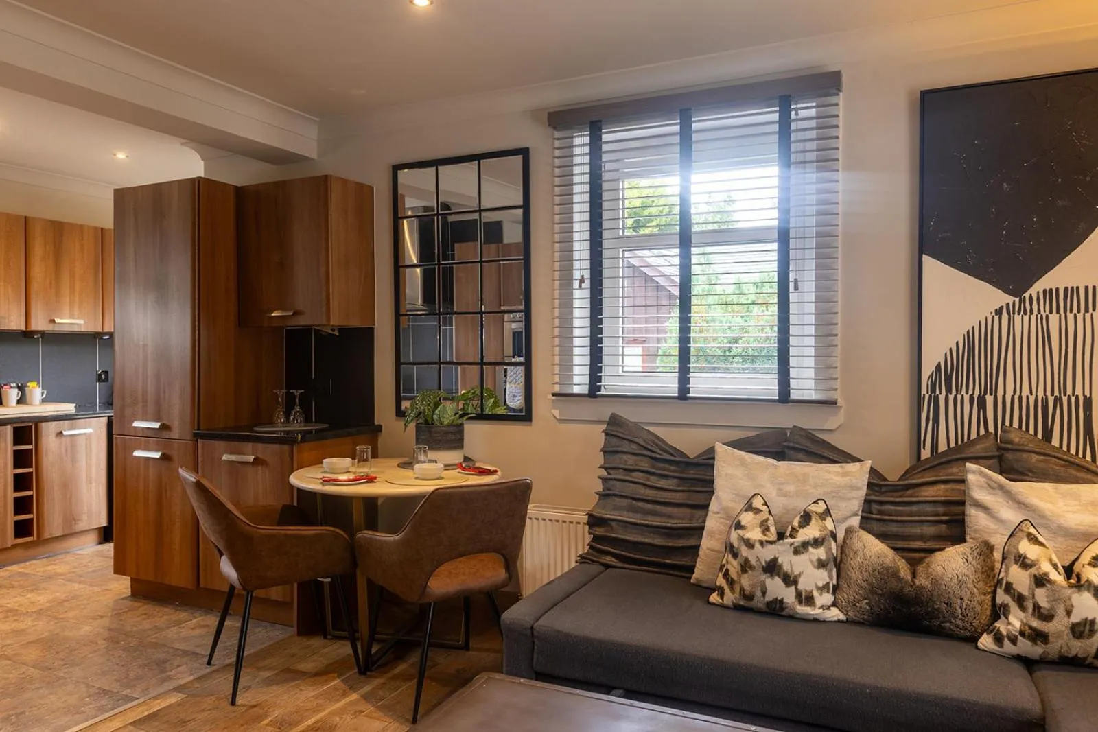 Dining area in Glenview Luss