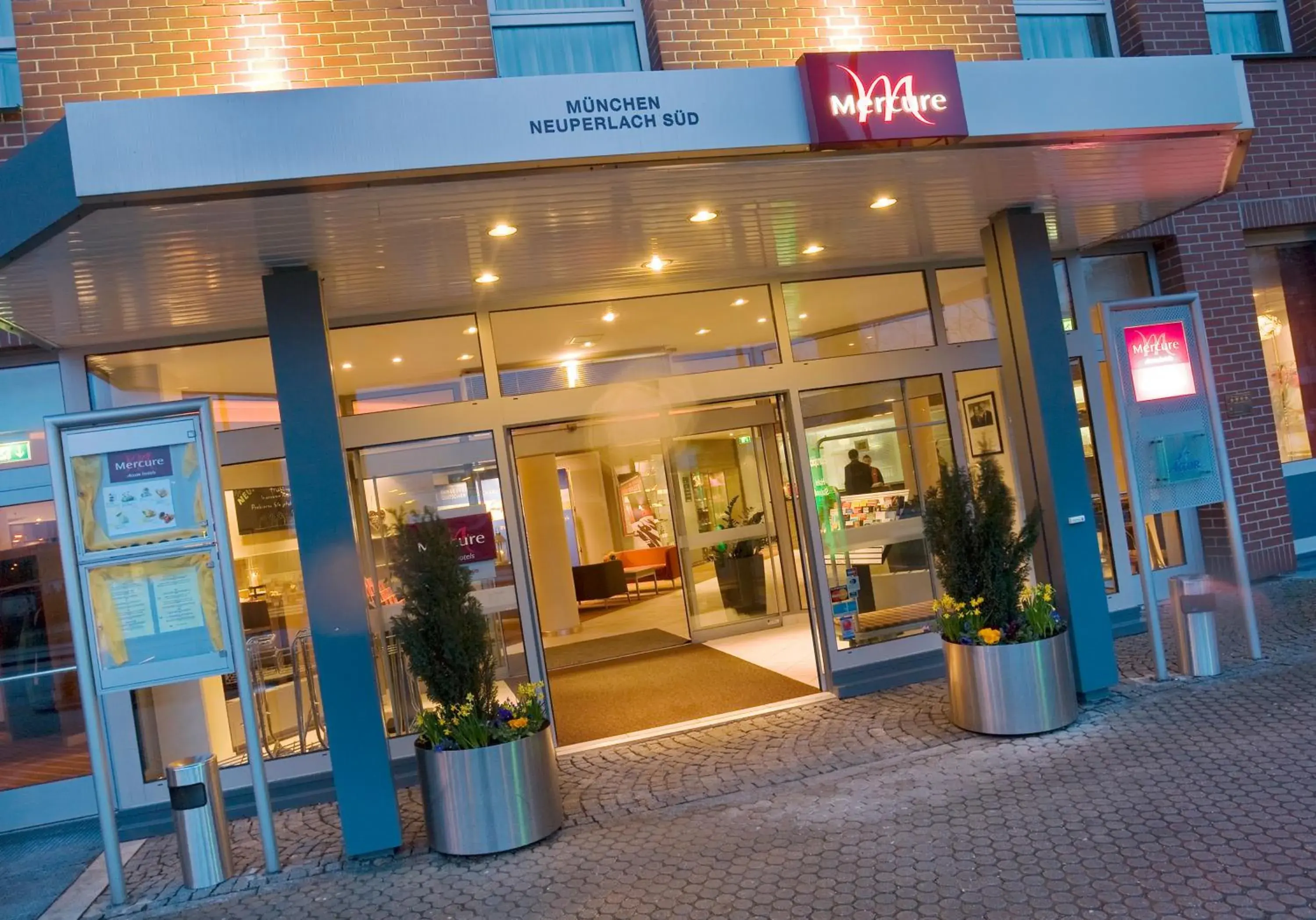 Facade/entrance in Mercure Hotel München Neuperlach Süd Facade/entrance in Mercure Hotel München Neuperlach Süd