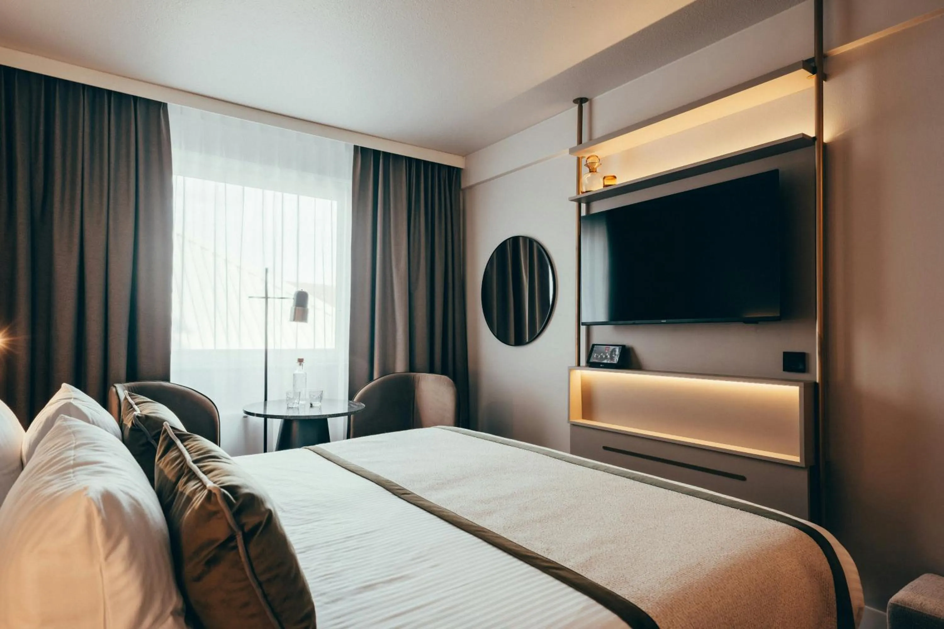 Photo of the whole room, Bed in Leonardo Hotel Köln