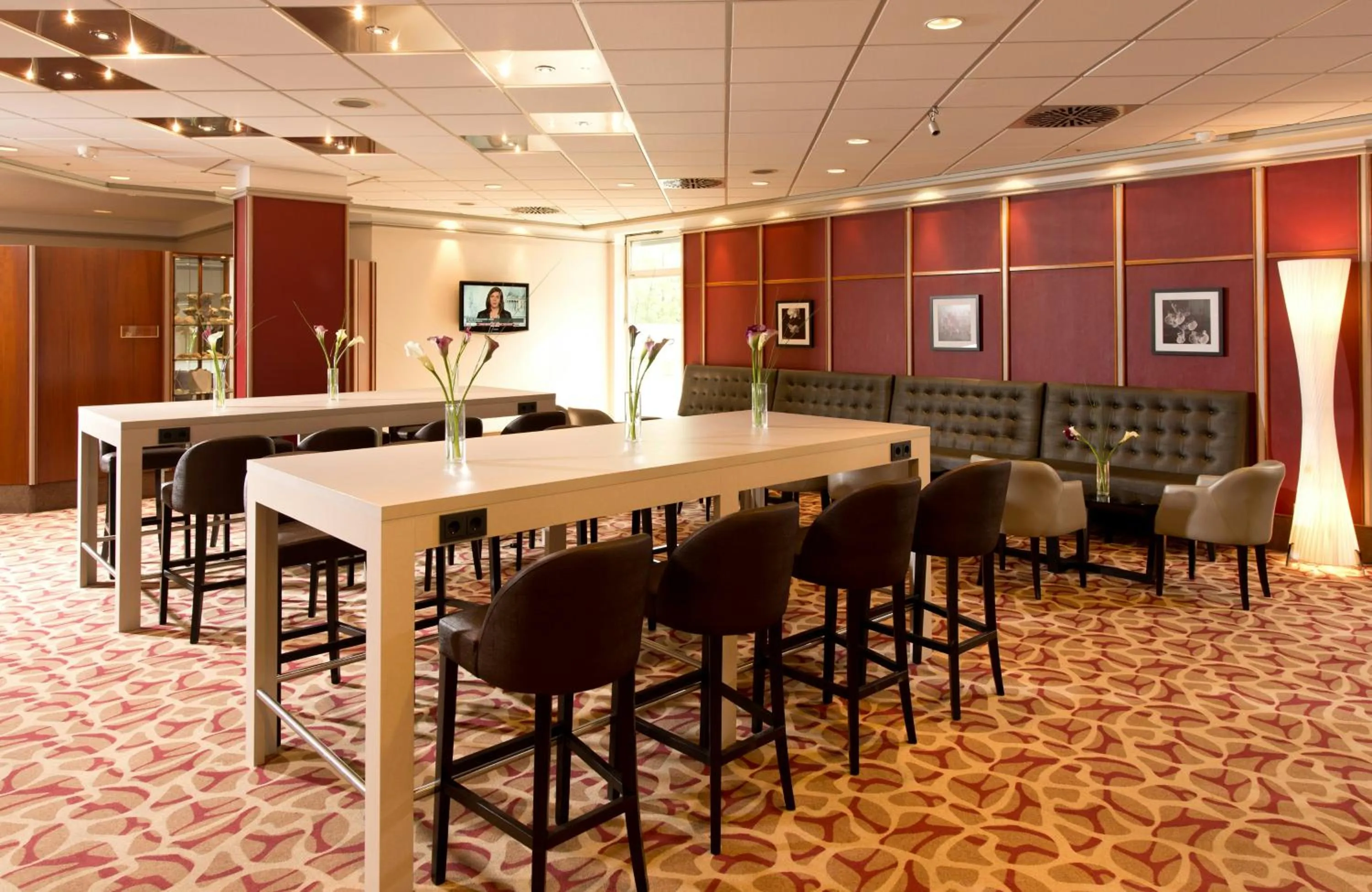 Lobby or reception in Leonardo Hotel Köln