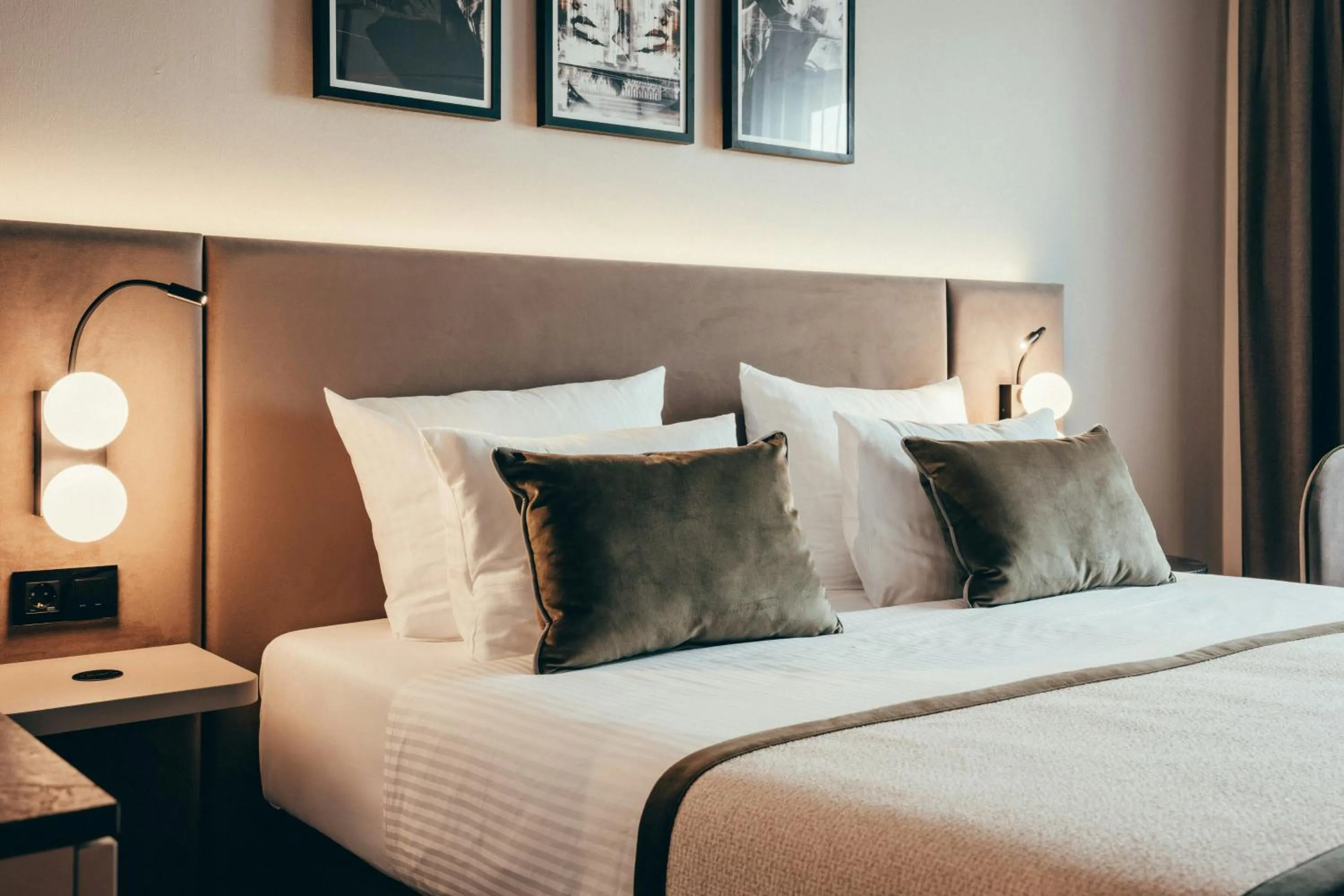 Photo of the whole room, Bed in Leonardo Hotel Köln