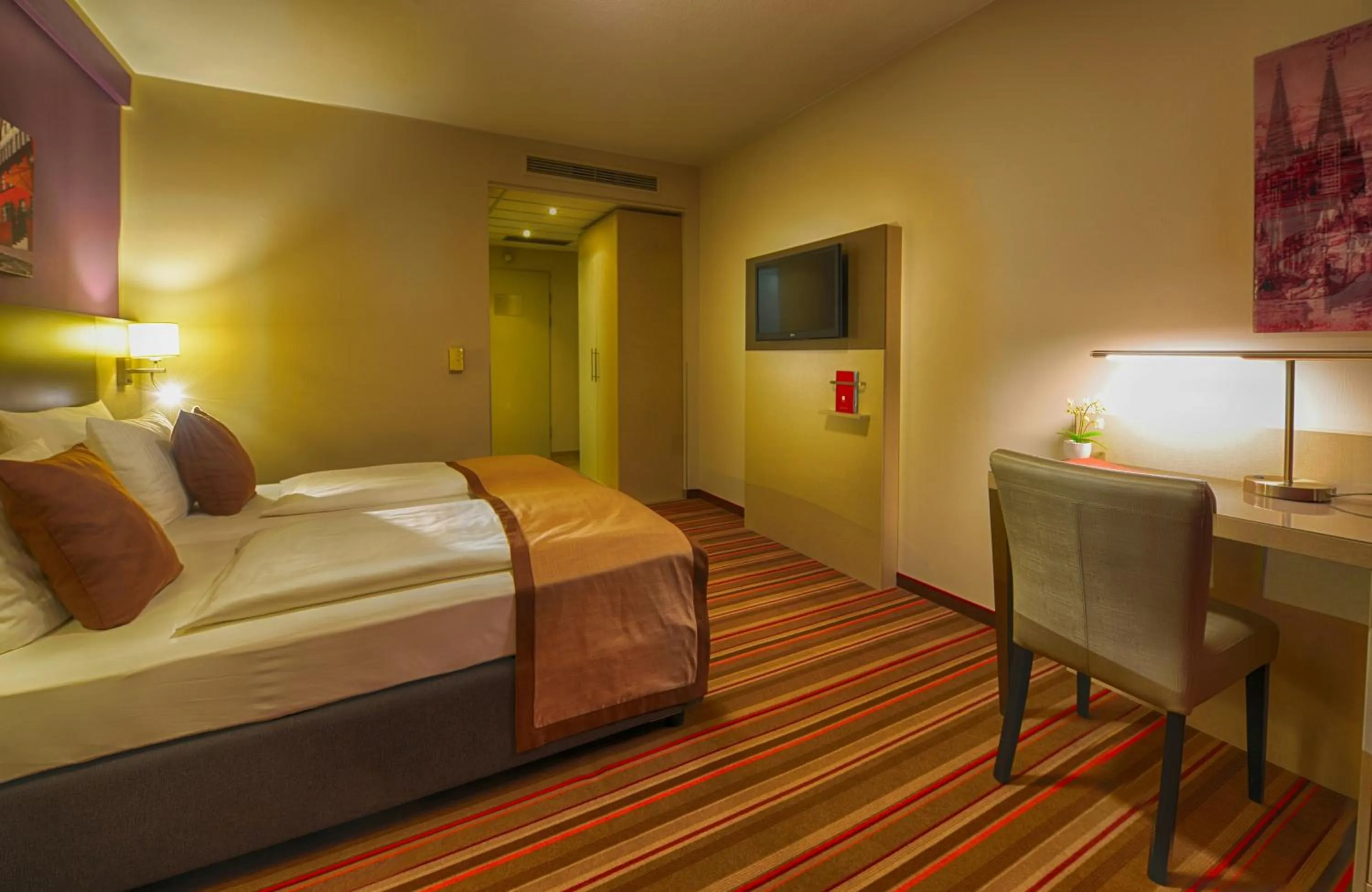 Bedroom, Bed in Leonardo Hotel Köln