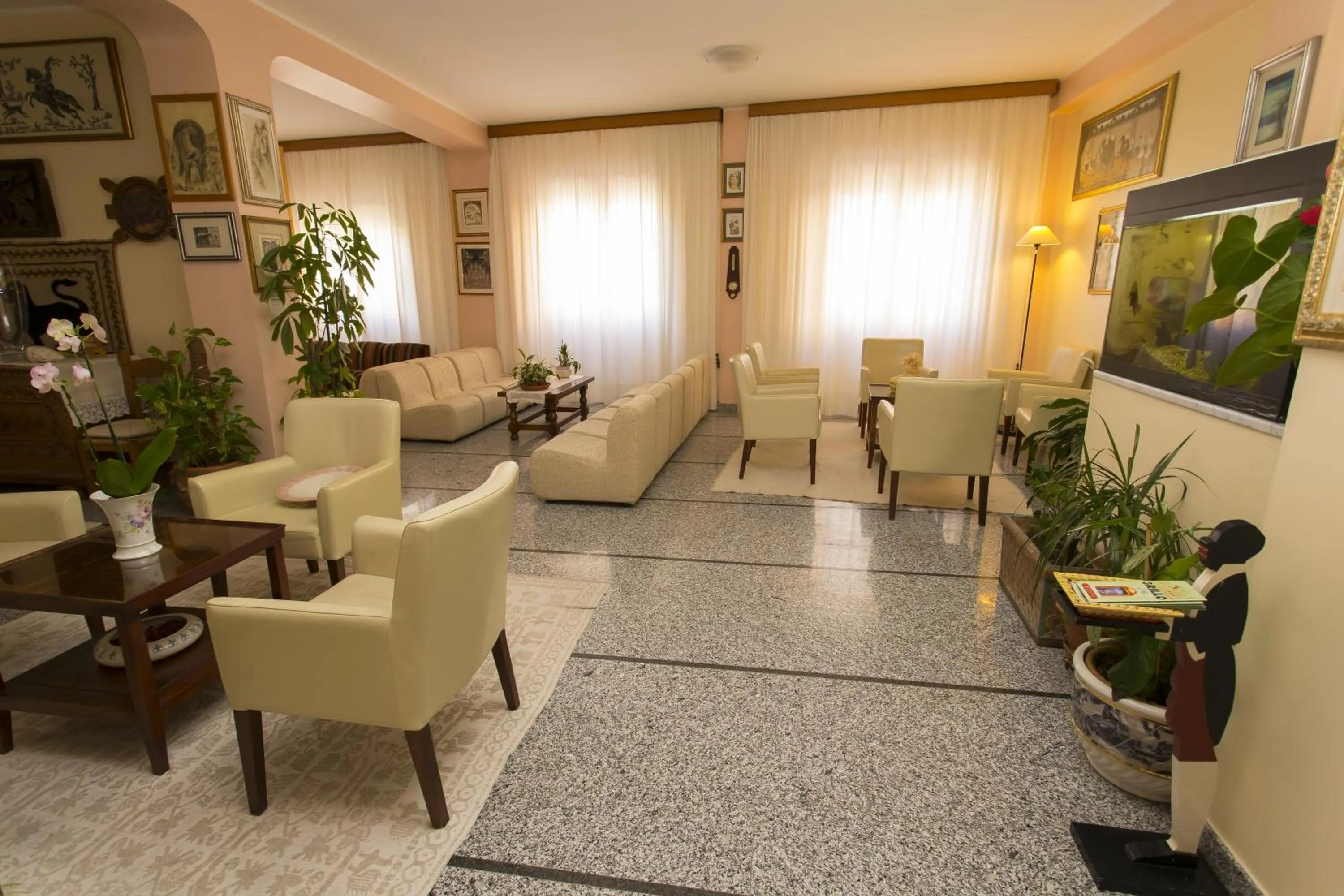 Communal lounge/ TV room in Hotel Grillo