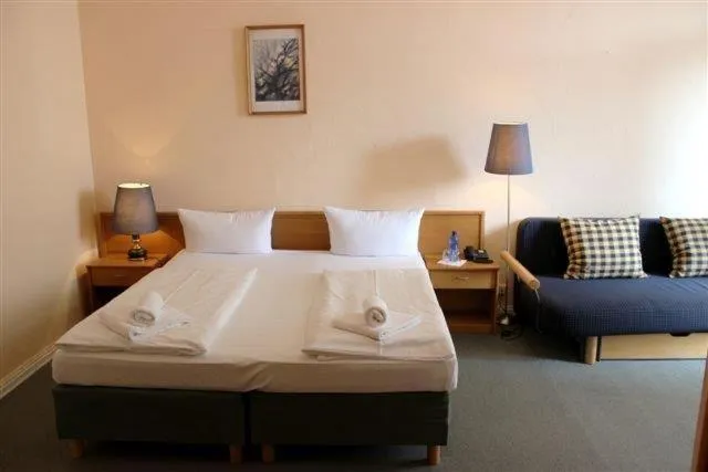 Bedroom, Bed in Hotel-Pension Rheingold am Kurfürstendamm