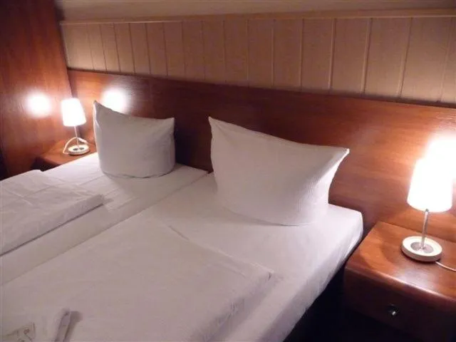 Bed in Hotel-Pension Rheingold am Kurfürstendamm