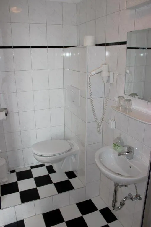 Bathroom in Hotel-Pension Rheingold am Kurfürstendamm