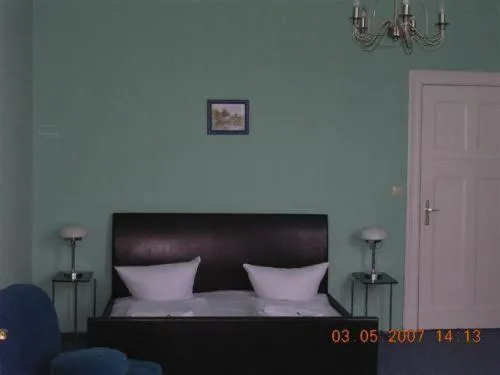 Bed in Hotel-Pension Rheingold am Kurfürstendamm