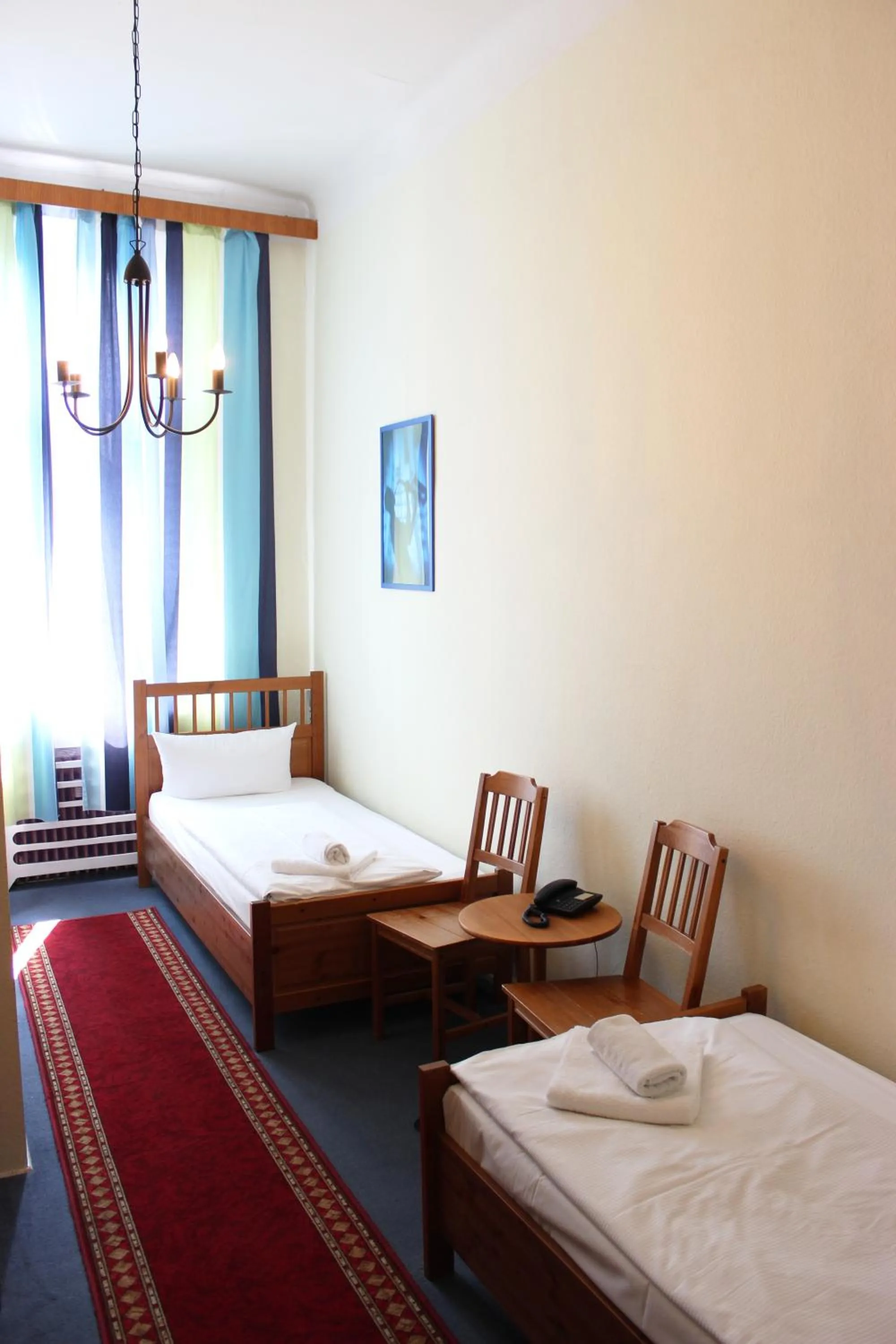 Photo of the whole room, Bed in Hotel-Pension Rheingold am Kurfürstendamm