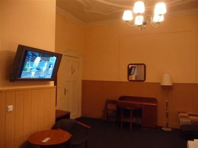 TV and multimedia in Hotel-Pension Rheingold am Kurfürstendamm