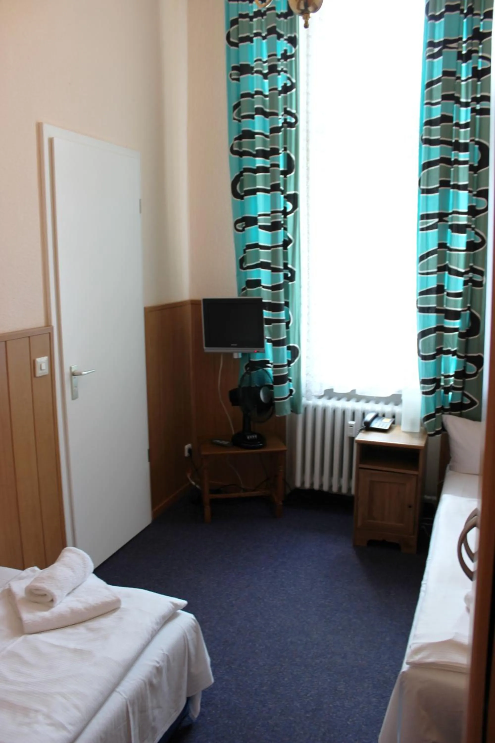 Photo of the whole room, Bed in Hotel-Pension Rheingold am Kurfürstendamm