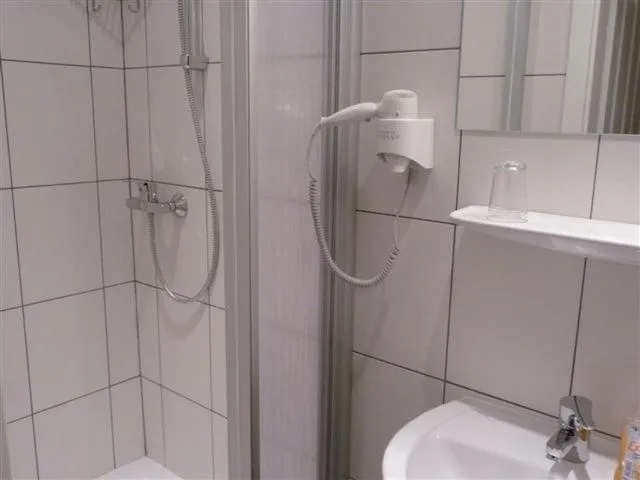 Bathroom in Hotel-Pension Rheingold am Kurfürstendamm