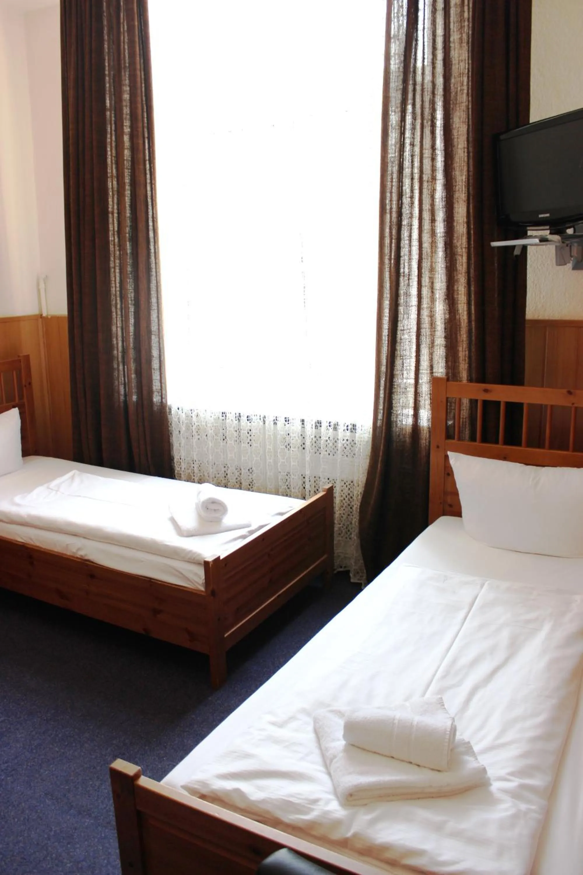 Photo of the whole room, Bed in Hotel-Pension Rheingold am Kurfürstendamm