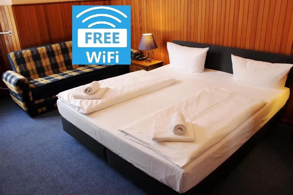 Bedroom, Bed in Hotel-Pension Rheingold am Kurfürstendamm