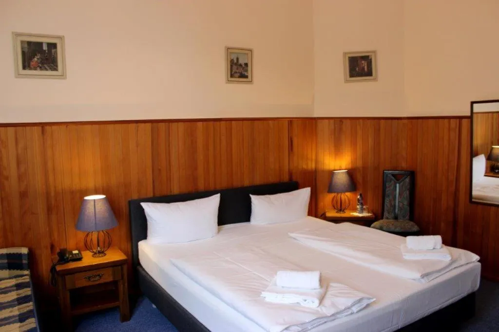 Bed in Hotel-Pension Rheingold am Kurfürstendamm