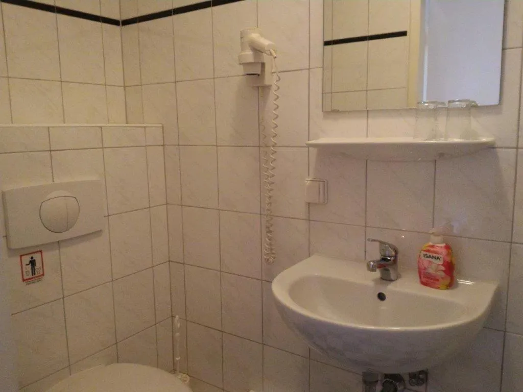 Bathroom in Hotel-Pension Rheingold am Kurfürstendamm