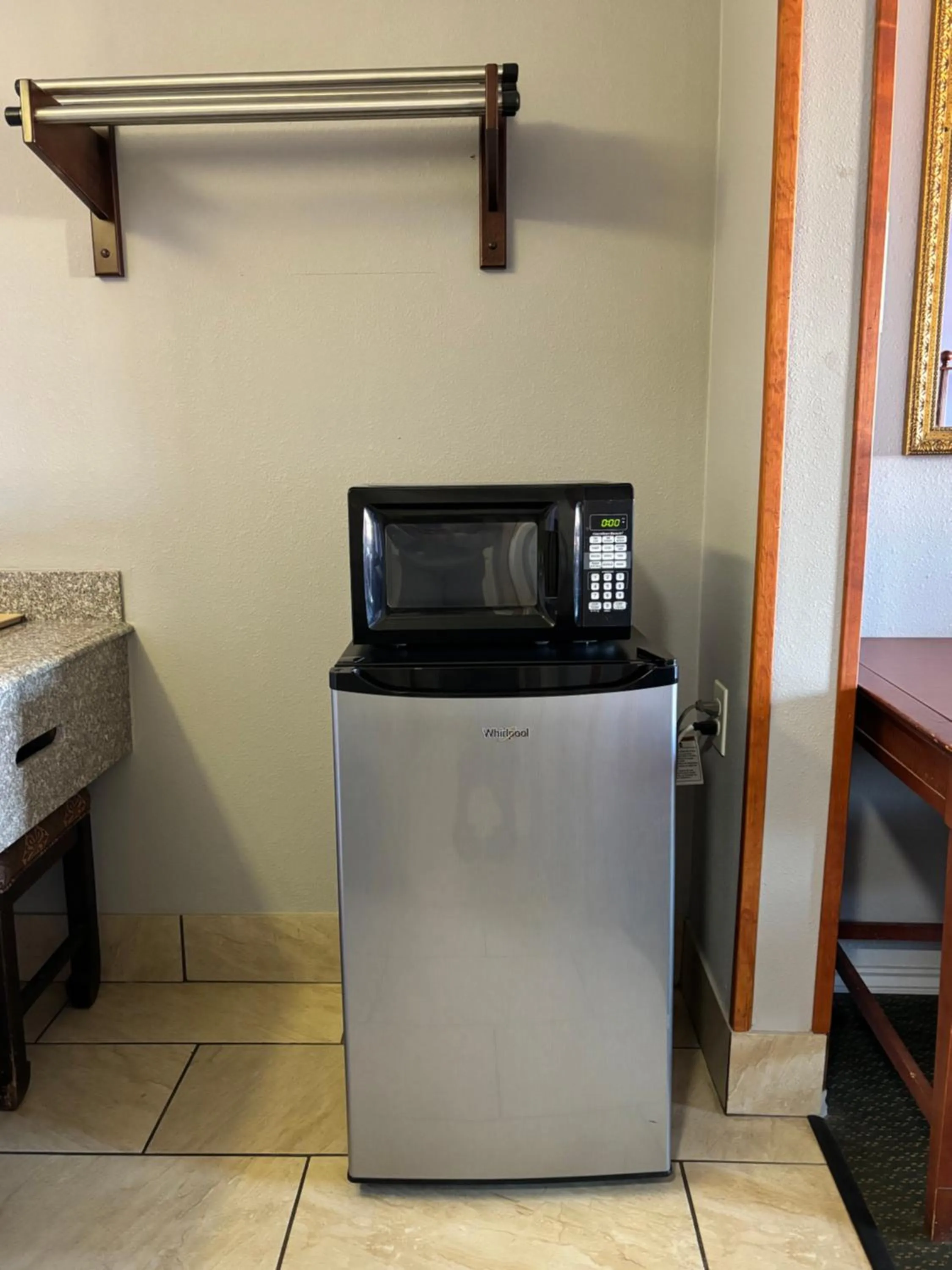 microwave in Royal Inn Linden